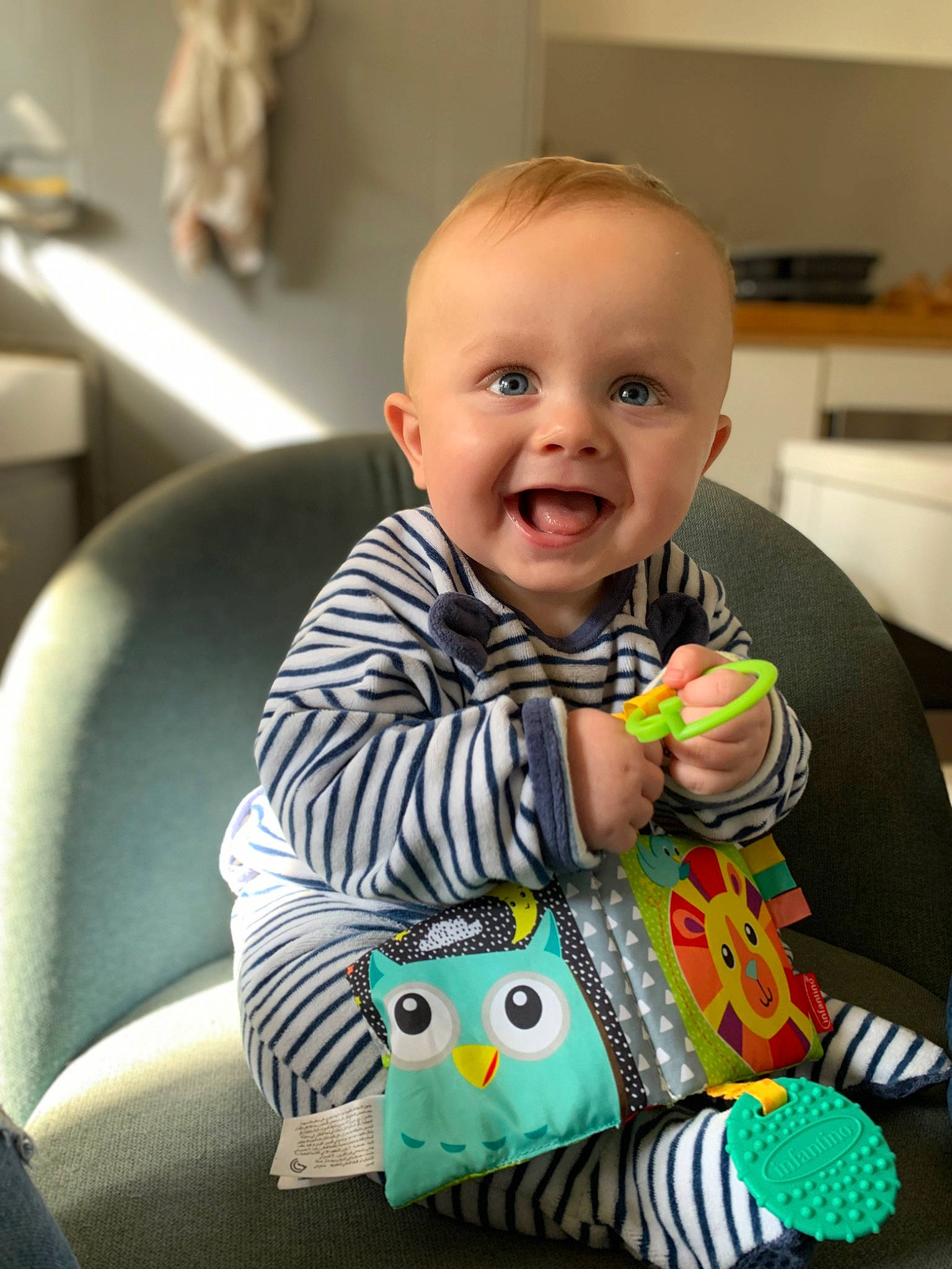 Théo participe au concours pour gagner de l'argent avec cette photo : baby, baby_products, baby_toddler_clothing, cheek, child, comfort, eye, face, flooring, fun, happy, person, product, room, sitting, skin, sleeve, smile, t_shirt, toddler