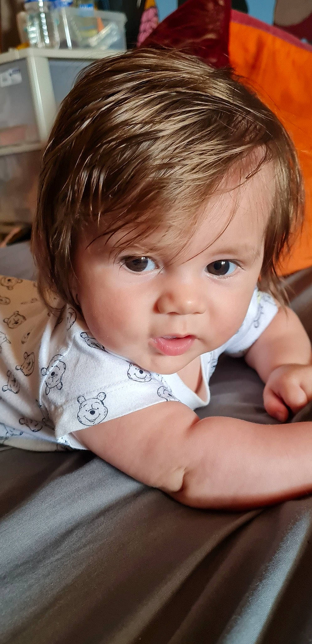 Lucy participe au concours pour gagner de l'argent avec cette photo : arm, baby, baby_toddler_clothing, bangs, blond, cheek, child, comfort, eyebrow, eyelash, flash_photography, gesture, hair, happy, iris, lip, nose, person, skin, sleeve