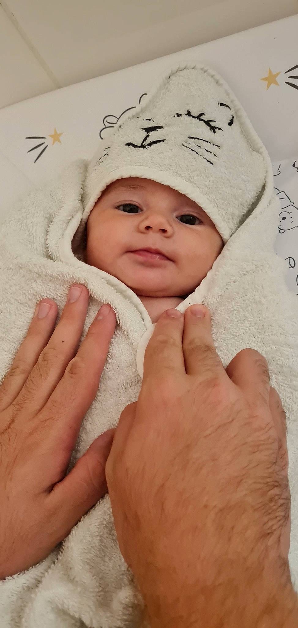 Lucy participe au concours pour gagner de l'argent avec cette photo : baby, baby_toddler_clothing, cap, cheek, child, eye, eyelash, face, finger, gesture, hand, happy, headgear, headwear, lip, nail, person, skin, sleeve, smile