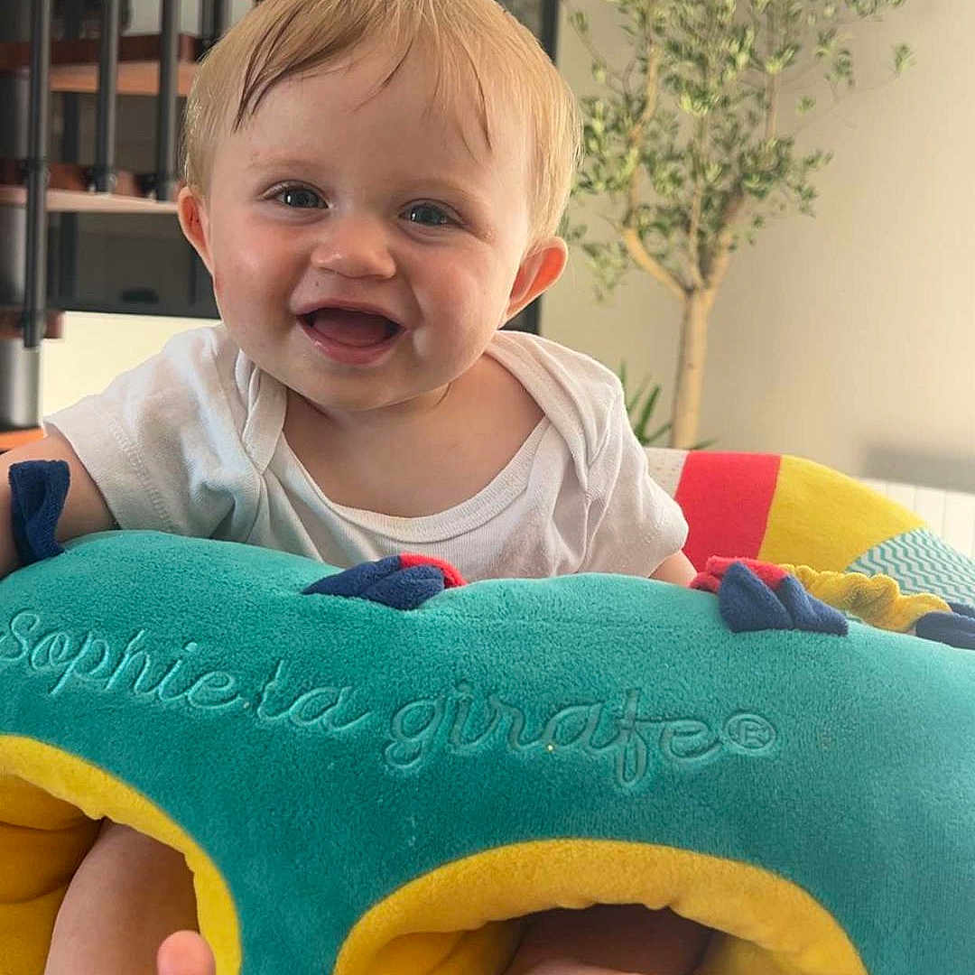 Naoh participe au concours pour gagner de l'argent avec cette photo : baby, child, colorful, cute, face, feet, furniture, happy, home, indoor, infant, plant, playful, portrait, smiling, soft_toy, spiral_staircase, toy, white_clothing, wooden_floor