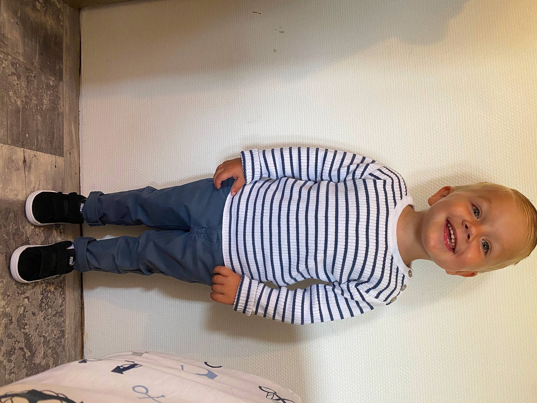 Amaury participe au concours pour gagner de l'argent avec cette photo : baby, baby_toddler_clothing, comfort, elbow, floor, flooring, hardwood, human_leg, joy, knee, outdoor_shoe, pattern, person, sitting, sleeve, smile, sportswear, t_shirt, thigh, toddler