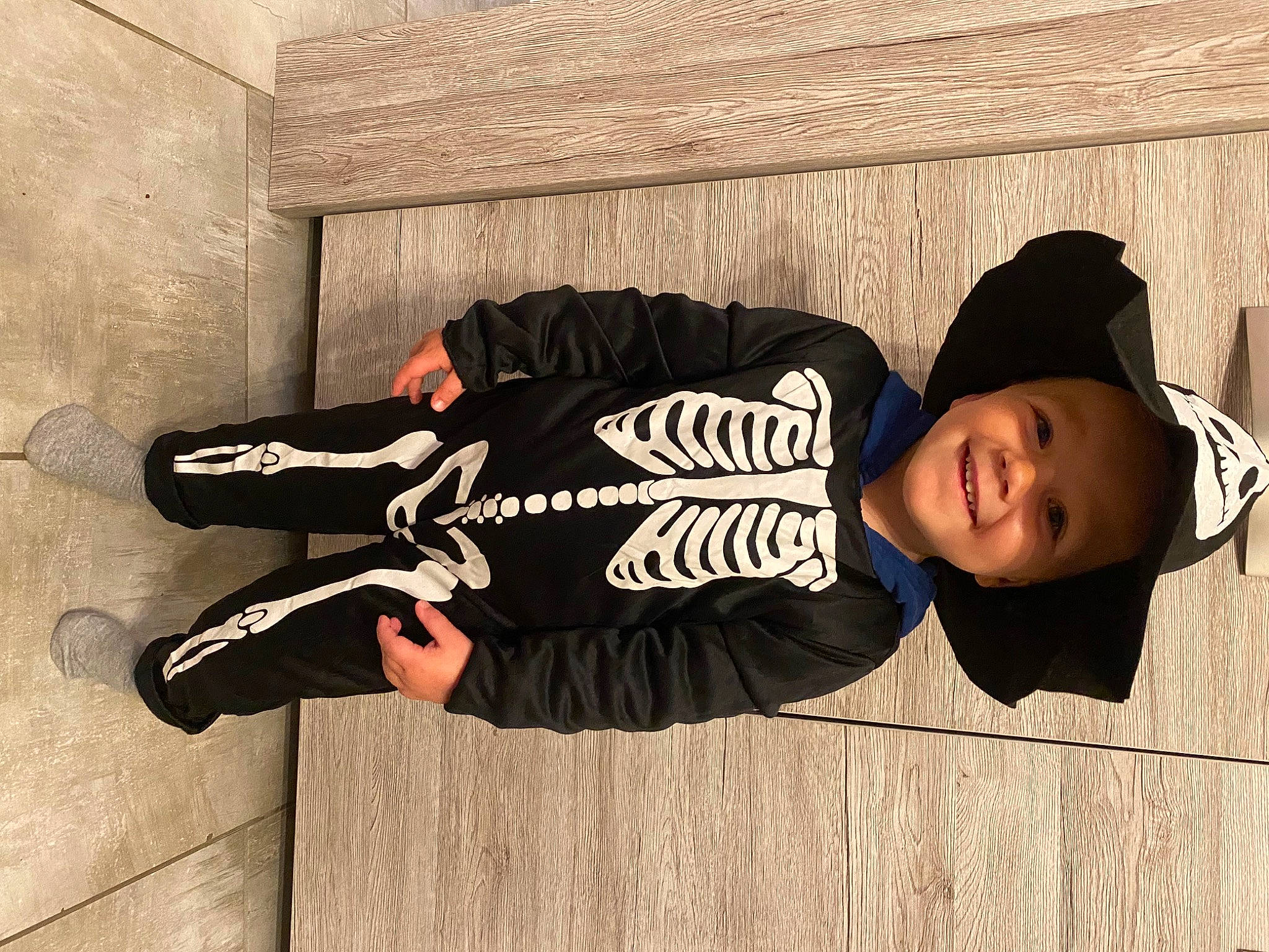 Amaury participe au concours pour gagner de l'argent avec cette photo : baby_toddler_clothing, baseball_cap, cap, cool, elbow, fashion_accessory, font, happy, hat, headwear, joy, knee, pattern, person, sitting, sleeve, smile, sportswear, t_shirt, thigh