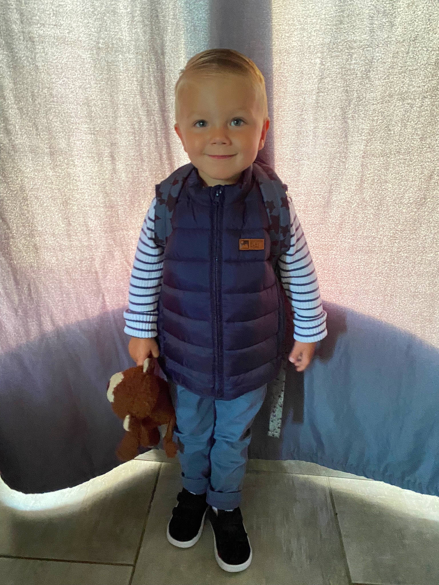 Amaury a rejoint le concours — aidez-le/la à gagner de superbes lots ! baby, baby_toddler_clothing, child, clothing, comfort, denim, electric_blue, flooring, fun, happy, human_body, jacket, joy, leg, nose, person, sleeve, smile, sock, t_shirt