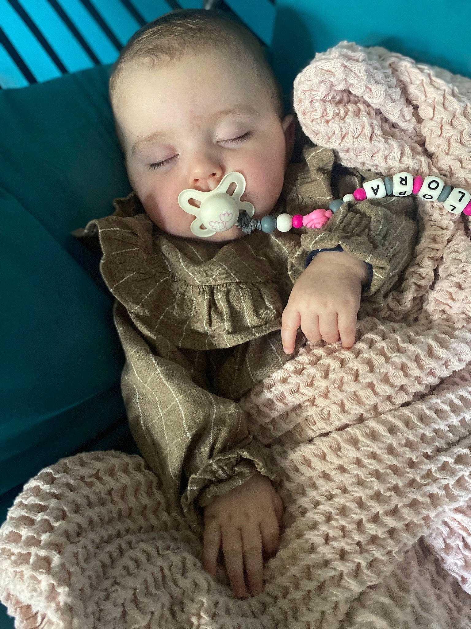 Lora a rejoint le concours — aidez-le/la à gagner de superbes lots ! baby, baby_toddler_clothing, beauty, cheek, child, comfort, eye, facial_expression, hairstyle, headgear, iris, mammal, mouth, nose, organ, person, skin, sleeve, textile, toddler