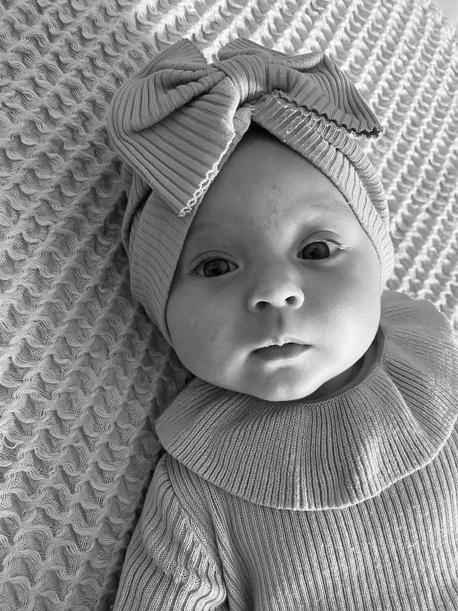 Lora a rejoint le concours — aidez-le/la à gagner de superbes lots ! baby, baby_toddler_clothing, cap, cheek, child, chin, eye, eyebrow, facial_expression, fashion_accessory, grass, happy, headgear, headwear, iris, lip, monochrome, monochrome_photography, person, skin