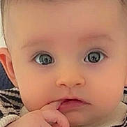 Liza a rejoint le concours — aidez-le/la à gagner de superbes lots ! baby, close_up, face, hand, finger_in_mouth, striped_sweater, cute, child, young, skin, eyes, expression, portrait, indoor, person, innocence, curious, human, soft_light, head