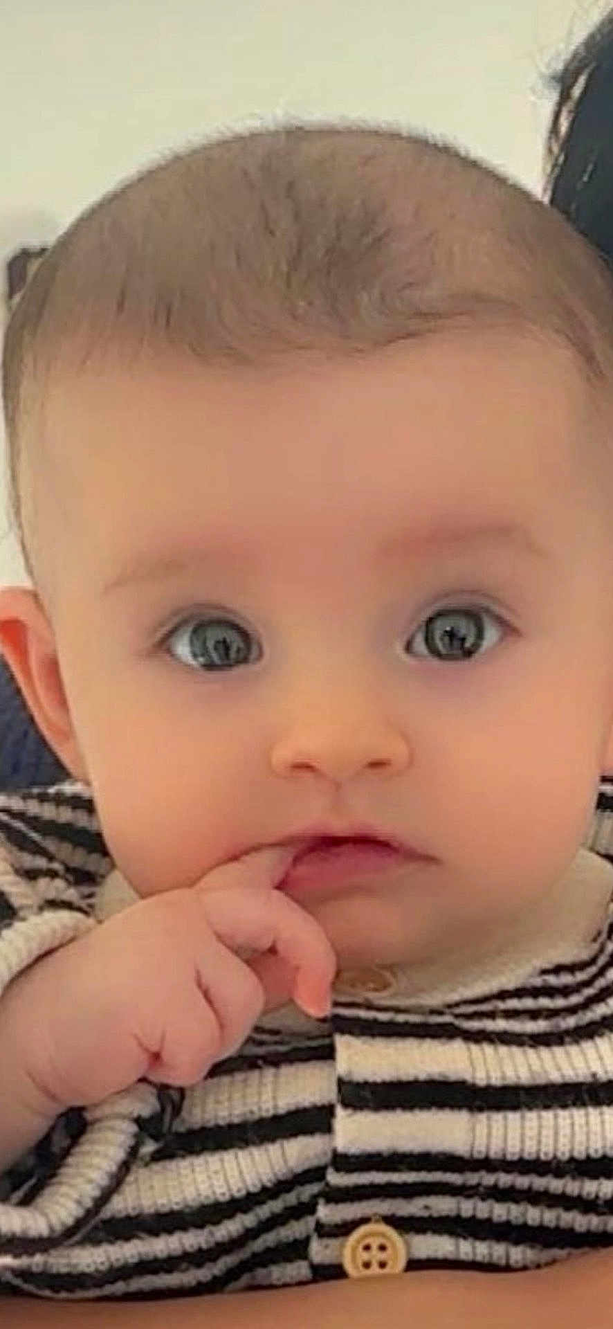 Liza a rejoint le concours — aidez-le/la à gagner de superbes lots ! baby, close_up, face, hand, finger_in_mouth, striped_sweater, cute, child, young, skin, eyes, expression, portrait, indoor, person, innocence, curious, human, soft_light, head