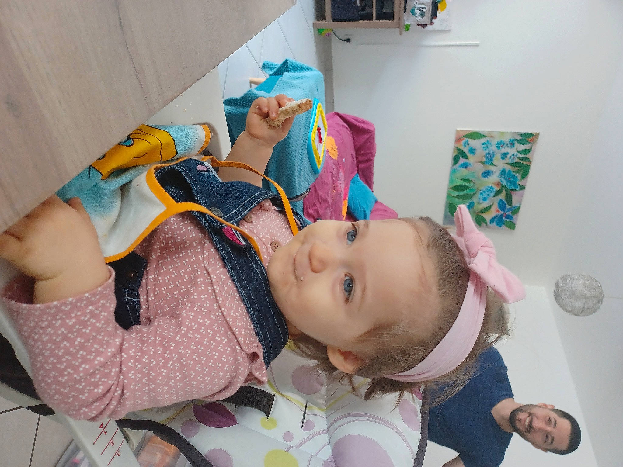 Anilya participe au concours pour gagner de l'argent avec cette photo : arm, baby, baby_products, baby_toddler_clothing, chair, child, comfort, costume, eyewear, fun, happy, joy, leisure, person, personal_protective_equipment, play, room, smile, sunglasses, toddler