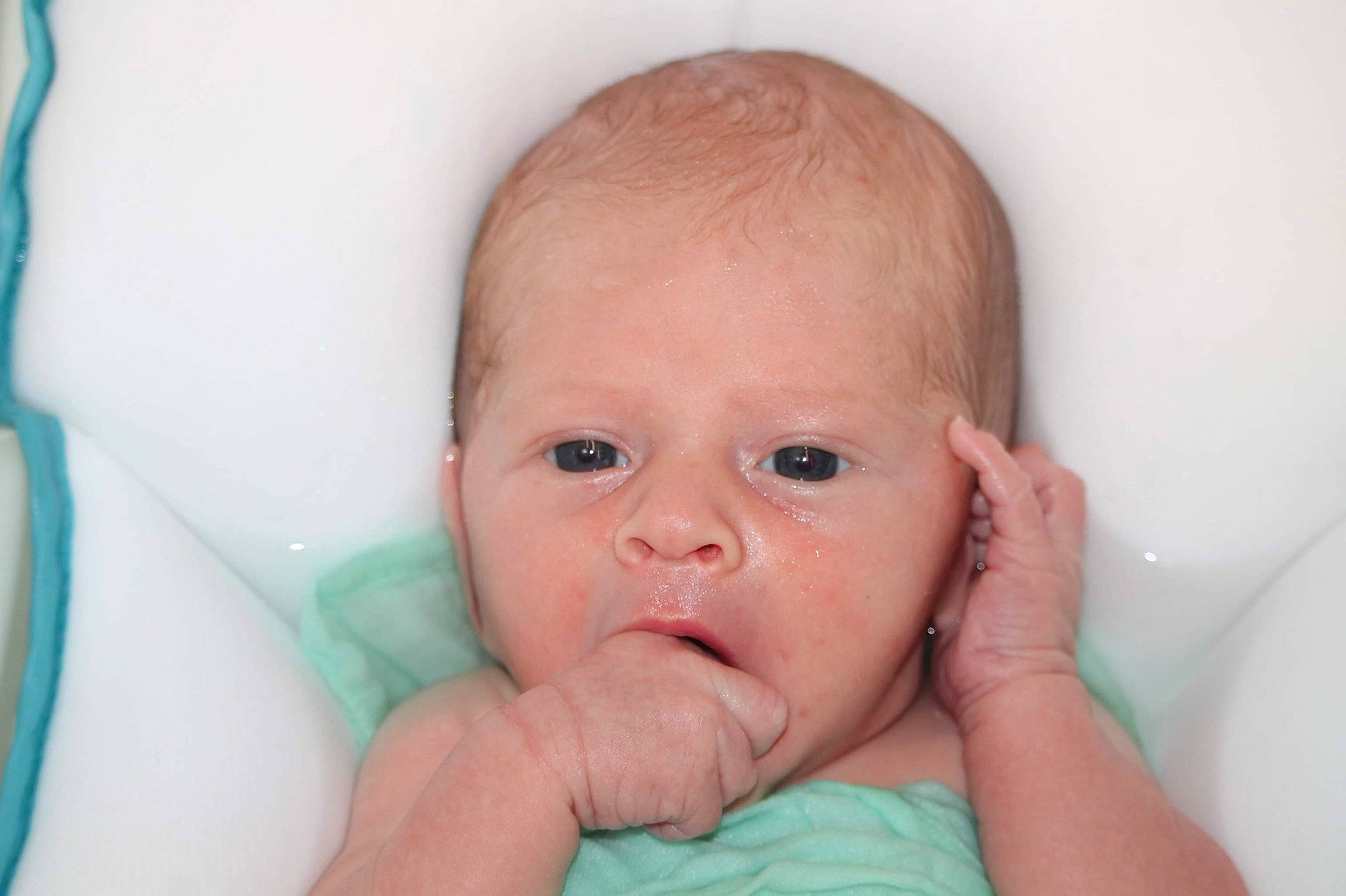 Maëlan participe au concours pour gagner de l'argent avec cette photo : arm, azure, baby, cheek, chin, ear, eye, eyebrow, face, facial_expression, gesture, hair, hand, head, human_body, iris, lip, mouth, nose, person