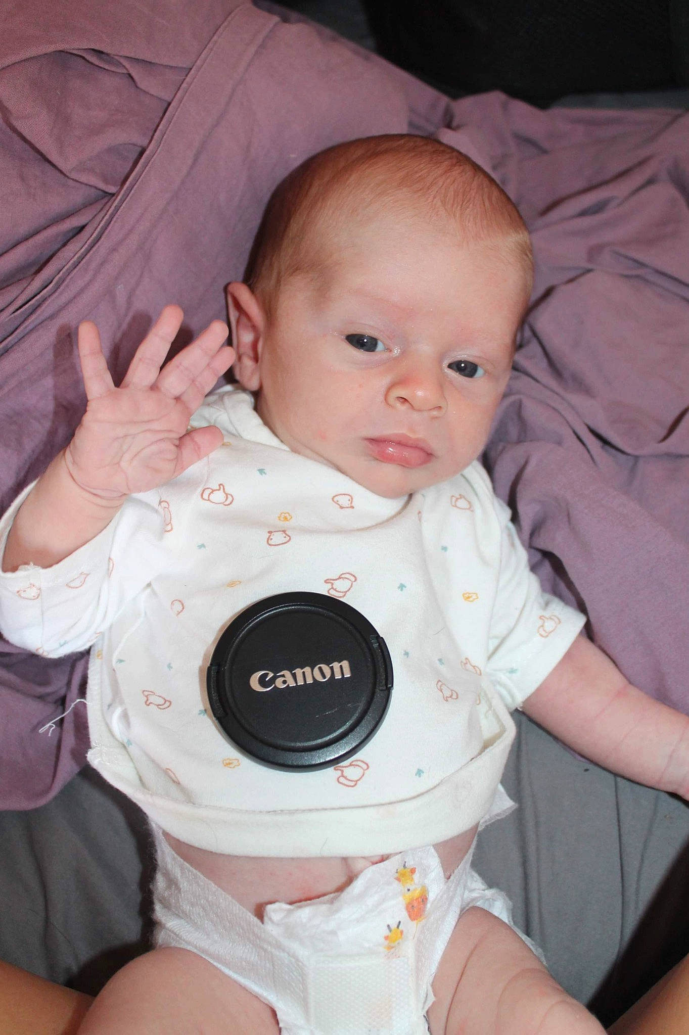 Maëlan participe au concours pour gagner de l'argent avec cette photo : baby, baby_products, baby_toddler_clothing, beauty, cheek, child, comfort, eye, facial_expression, finger, fun, gesture, iris, nose, person, product, sitting, skin, sleeve, thumb