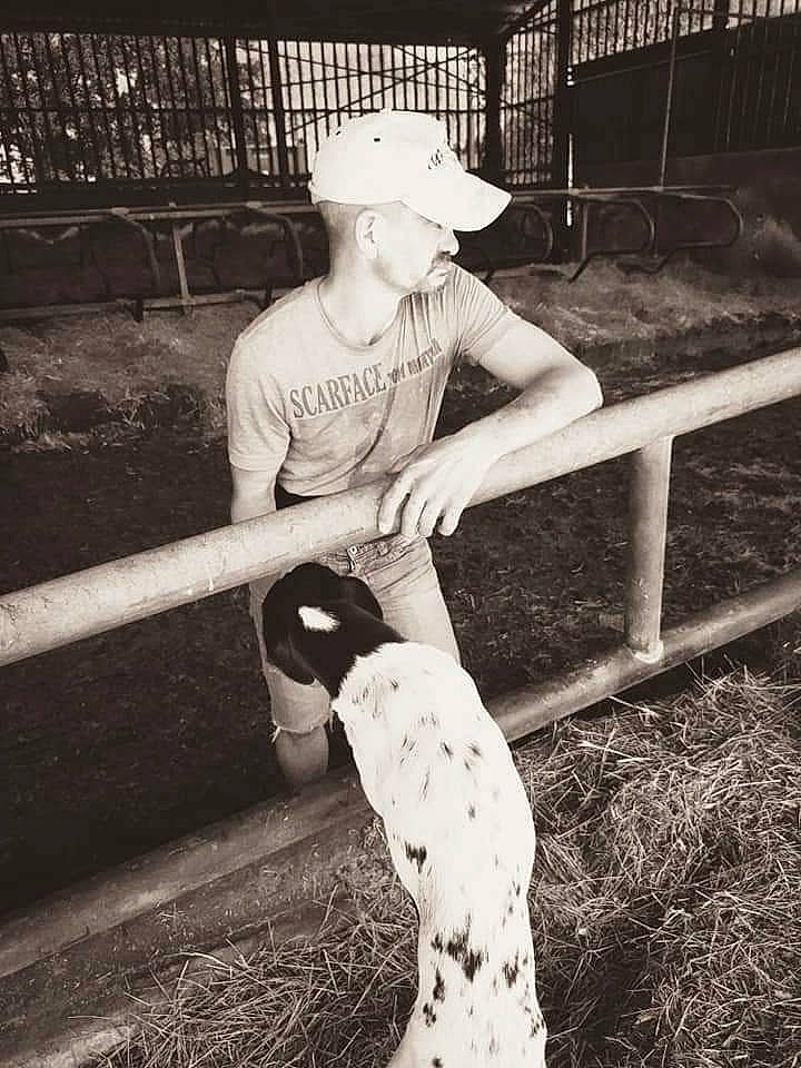 Maxou participe au concours pour gagner de l'argent avec cette photo : black, black_and_white, cap, elbow, eyewear, fence, flash_photography, hat, human_leg, knee, monochrome, monochrome_photography, plant, recreation, street_fashion, style, sun_hat, thigh, tints_and_shades, white