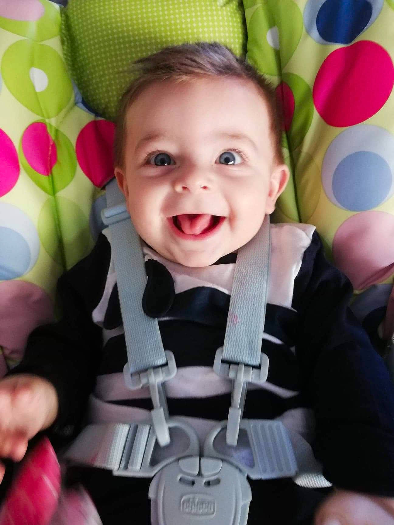 Louis a rejoint le concours — aidez-le/la à gagner de superbes lots ! baby, baby_toddler_clothing, cheek, cool, eye, face, facial_expression, finger, gesture, hand, happy, head, headgear, iris, joy, person, pink, product, skin, smile