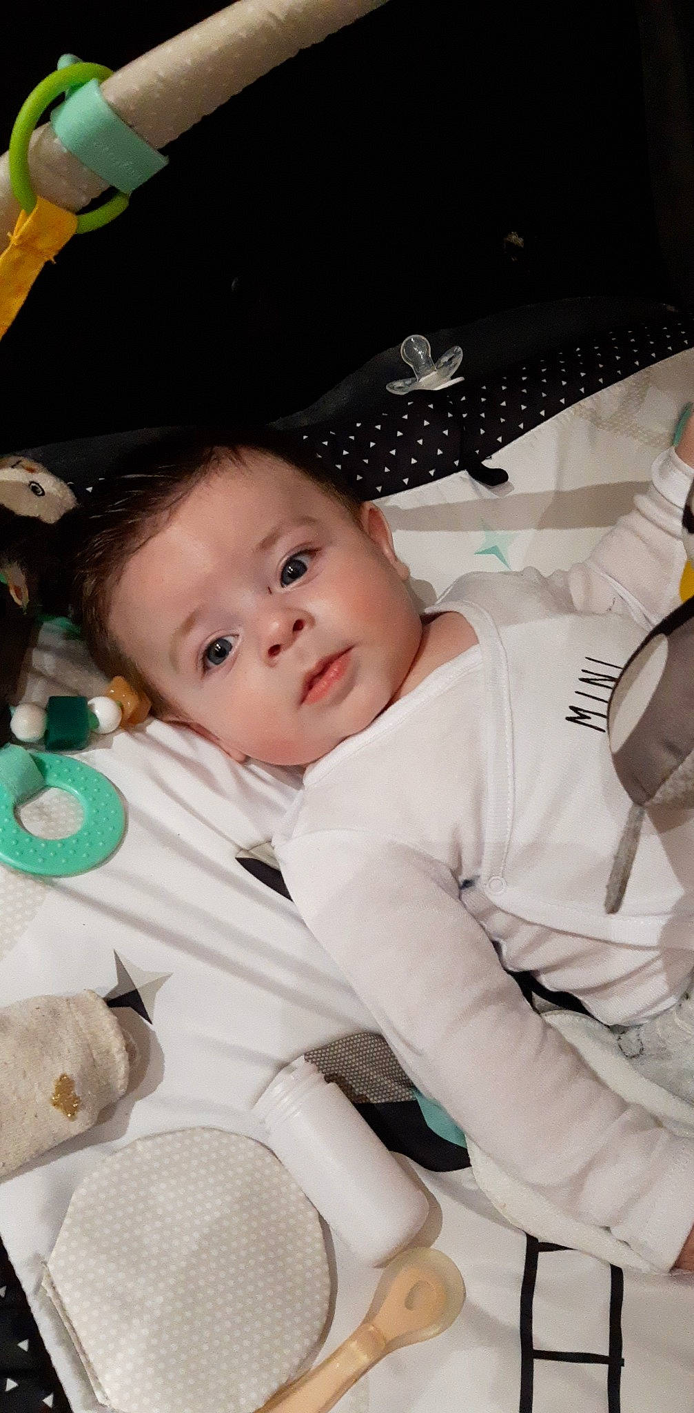 Louis a rejoint le concours — aidez-le/la à gagner de superbes lots ! baby, baby_products, baby_toddler_clothing, cheek, child, comfort, eye, flash_photography, fun, fur, happy, iris, linens, person, room, sitting, skin, sleeve, smile, toddler