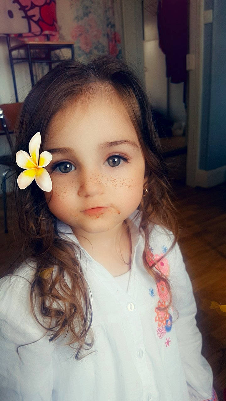 Inaya a rejoint le concours — aidez-le/la à gagner de superbes lots ! beauty, cheek, child, eye, eyebrow, face, flower, forehead, girl, hair, hair_accessory, hairstyle, head, human_hair_color, long_hair, nose, organ, person, pink, skin