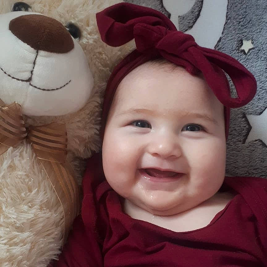 Yuna participe au concours pour gagner de l'argent avec cette photo : baby, baby_laughing, cheek, child, ear, eye, face, facial_expression, forehead, happy, head, headgear, headwear, joy, laugh, lip, nose, organ, outerwear, person