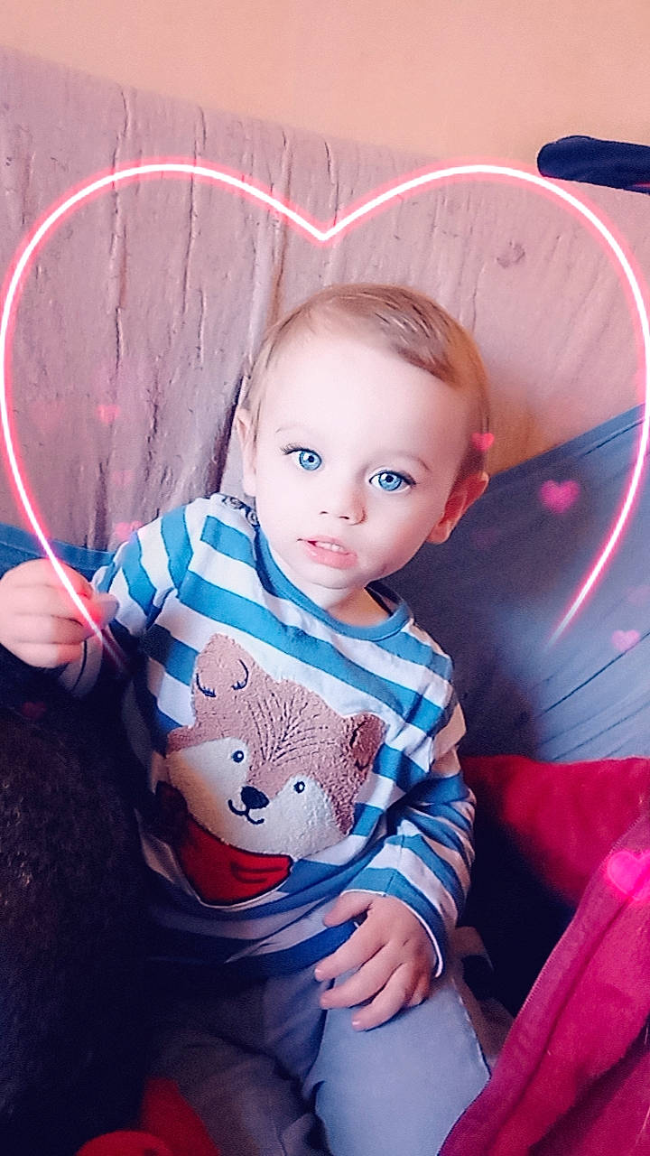 Raphaël participe au concours pour gagner de l'argent avec cette photo : arm, baby_toddler_clothing, baby_toys, cheek, child, circle, doll, eye, eyelash, fun, happy, iris, magenta, pattern, person, pink, sitting, skin, sleeve, t_shirt