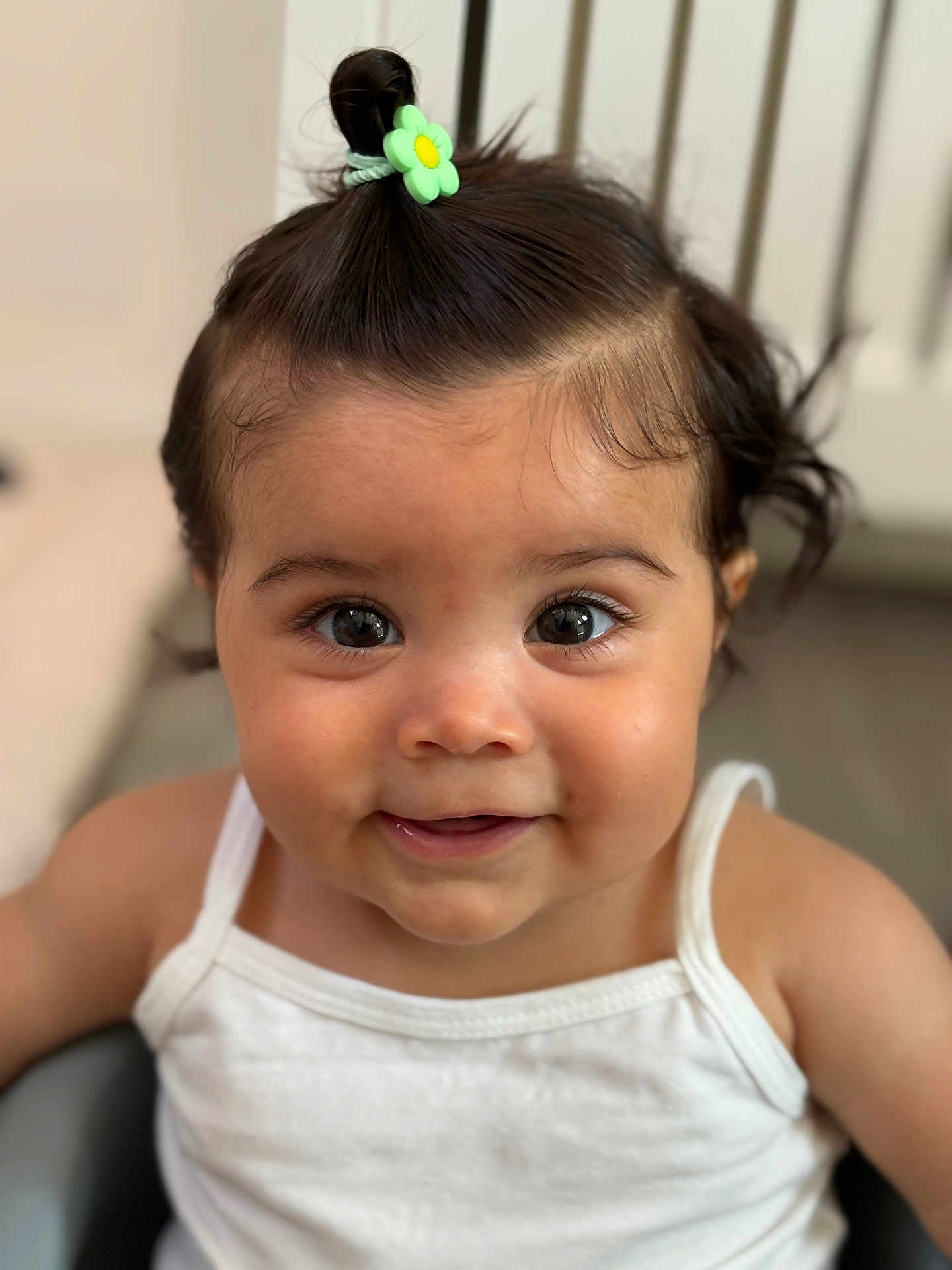 Alma a rejoint le concours — aidez-le/la à gagner de superbes lots ! baby, child, face, smile, hair, hair_tie, white_tank_top, eyes, cute, portrait, skin, indoors, person, young_child, happy, close_up, infant, expression, chubby_cheeks, looking_at_camera