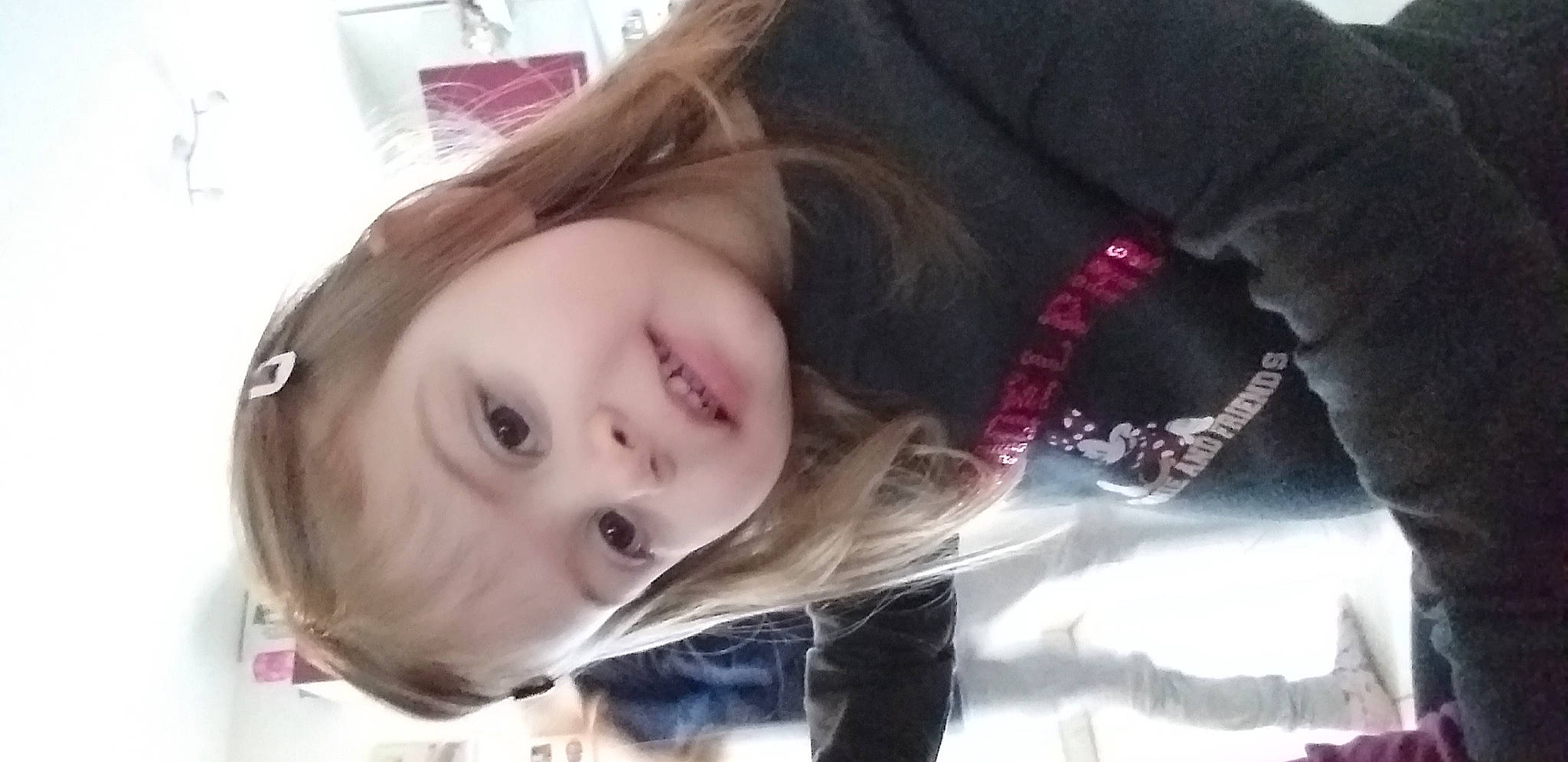 Lizie a rejoint le concours — aidez-le/la à gagner de superbes lots ! brown_hair, child, eyelash, fashion_accessory, fun, fur, hair_coloring, happy, laugh, lip, long_hair, nose, person, plant, portrait_photography, sitting, smile, toddler, tree, window