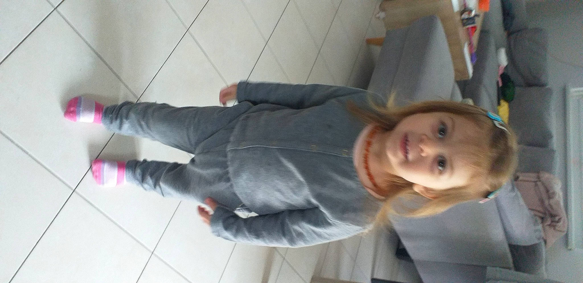 Lizie a rejoint le concours — aidez-le/la à gagner de superbes lots ! elbow, flooring, fun, hat, human_leg, joint, knee, outdoor_shoe, person, smile, thigh, toddler