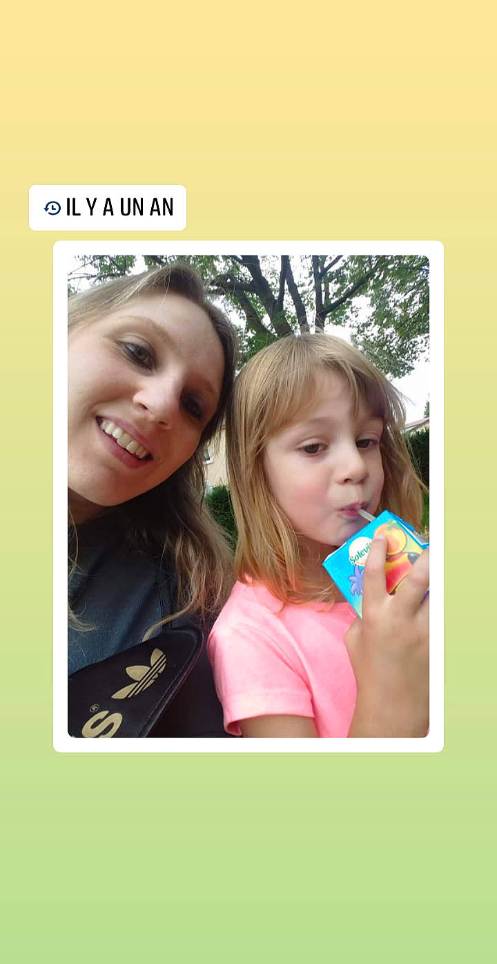 Lizie participe au concours pour gagner de l'argent avec cette photo : blond, brown_hair, child, electronic_device, event, eyelash, formal_wear, fun, gesture, grass, happy, headwear, joy, leisure, long_hair, magenta, person, photo_caption, play, selfie