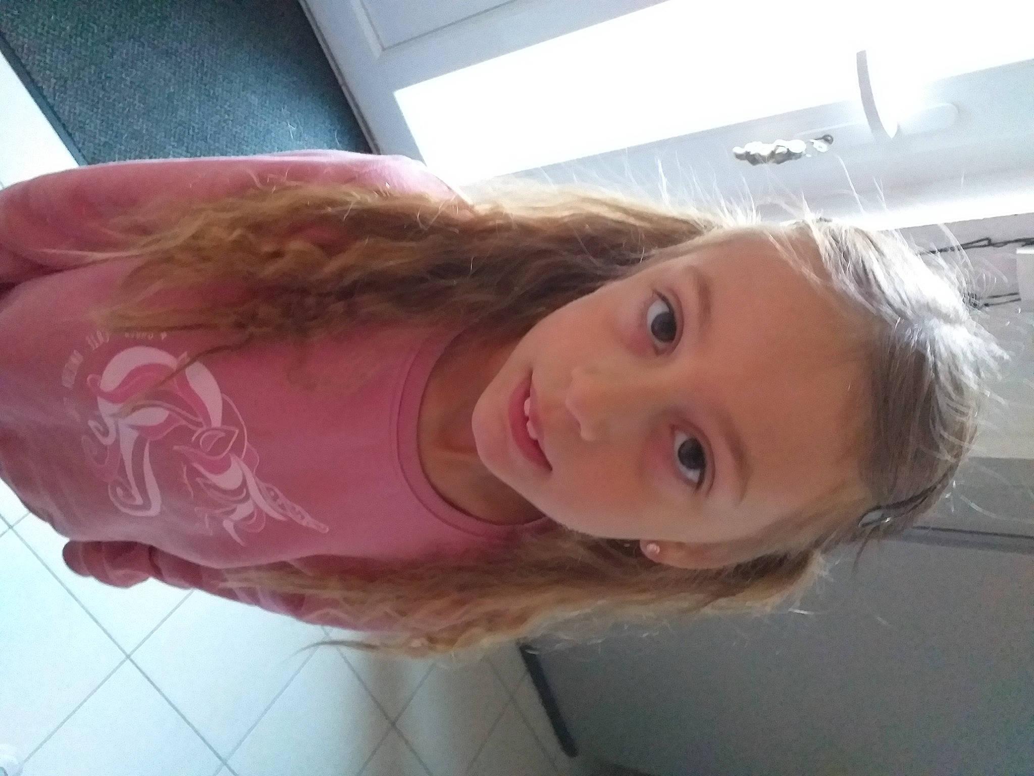 Mélina a rejoint le concours — aidez-le/la à gagner de superbes lots ! blond, brown_hair, child, chin, eyebrow, eyelash, flooring, fun, hair_coloring, lip, magenta, nose, person, room, selfie, skin, toddler, window, wood