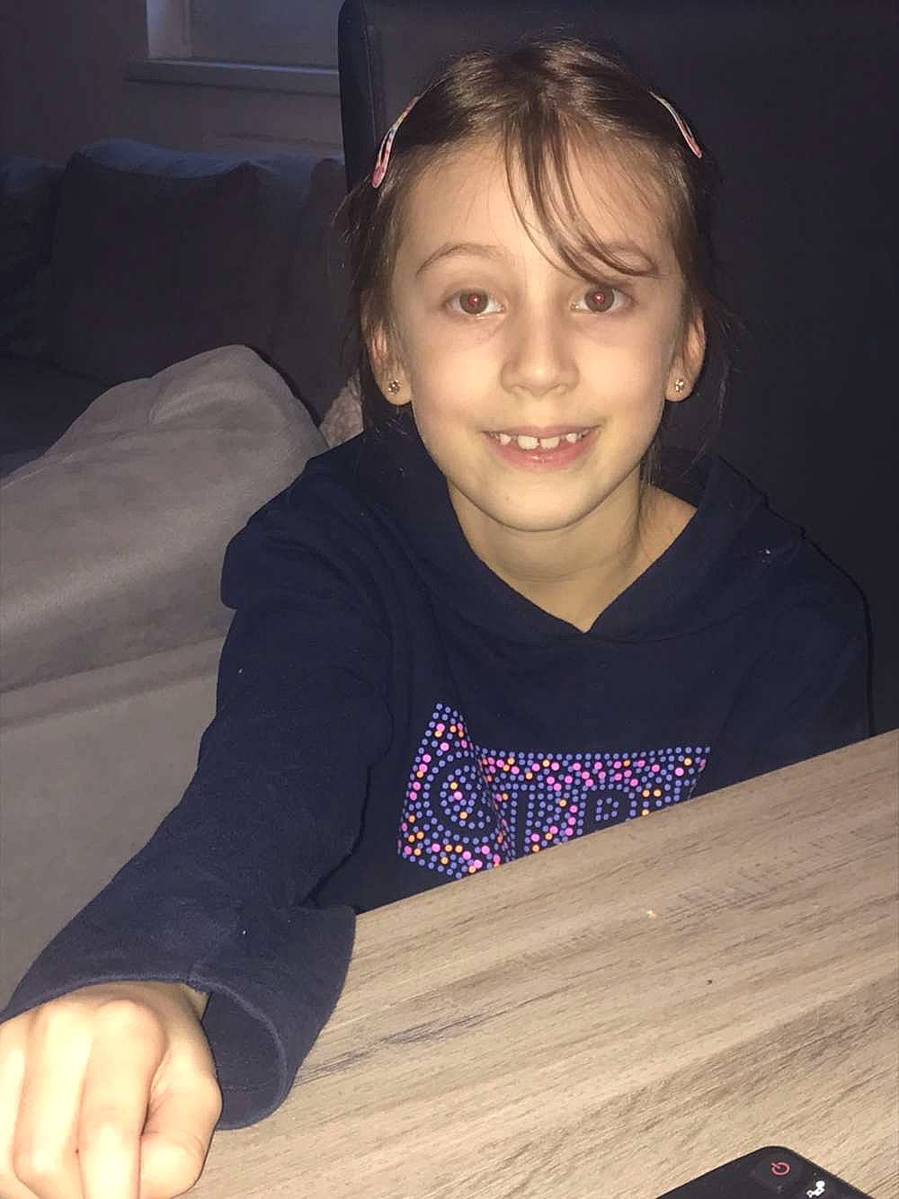 Mélina a rejoint le concours — aidez-le/la à gagner de superbes lots ! black, chin, comfort, cool, eyebrow, finger, flash_photography, forehead, fun, happy, hardwood, joy, organ, person, skin, sleeve, smile, t_shirt, table, varnish