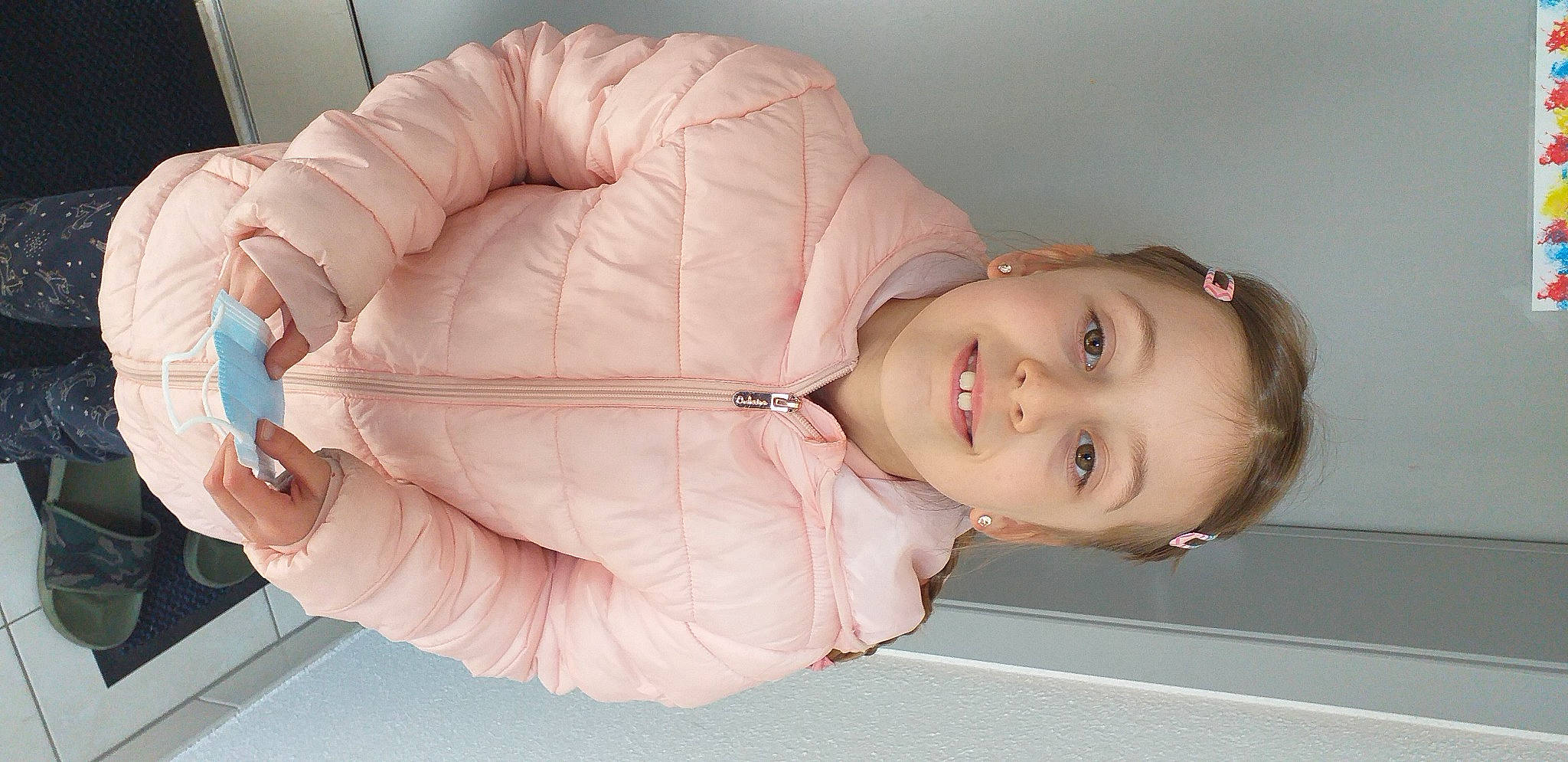 Mélina participe au concours pour gagner de l'argent avec cette photo : abdomen, baby, baby_toddler_clothing, cheek, child, comfort, elbow, finger, gesture, hand, joint, joy, knee, nose, person, sitting, skin, sleeve, smile, thumb