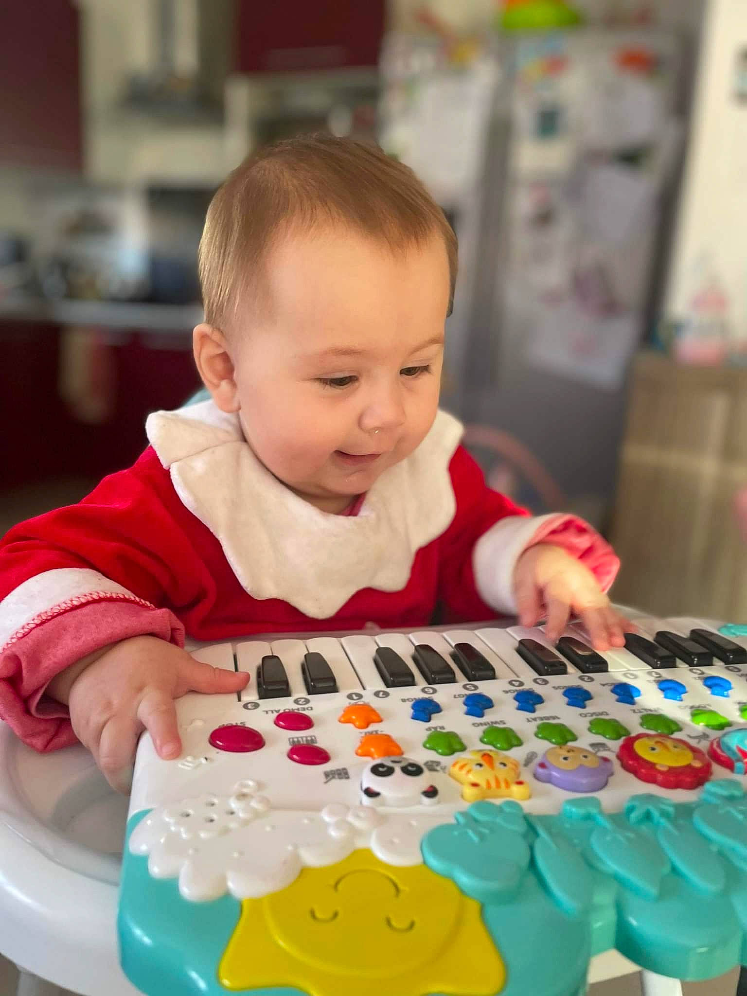 Emma a rejoint le concours — aidez-le/la à gagner de superbes lots ! baby, baby_playing_with_toys, baby_products, baby_toddler_clothing, chair, cheek, child, desk, event, fun, happy, leisure, party, pattern, person, play, room, sitting, sweetness, t_shirt