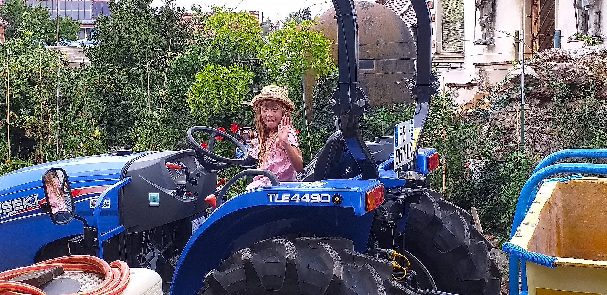 Mélina participe au concours pour gagner de l'argent avec cette photo : agricultural_machinery, auto_part, automotive_tire, automotive_wheel_system, car, fender, headwear, motor_vehicle, person, rim, tire, tractor, tread, vehicle, wheel