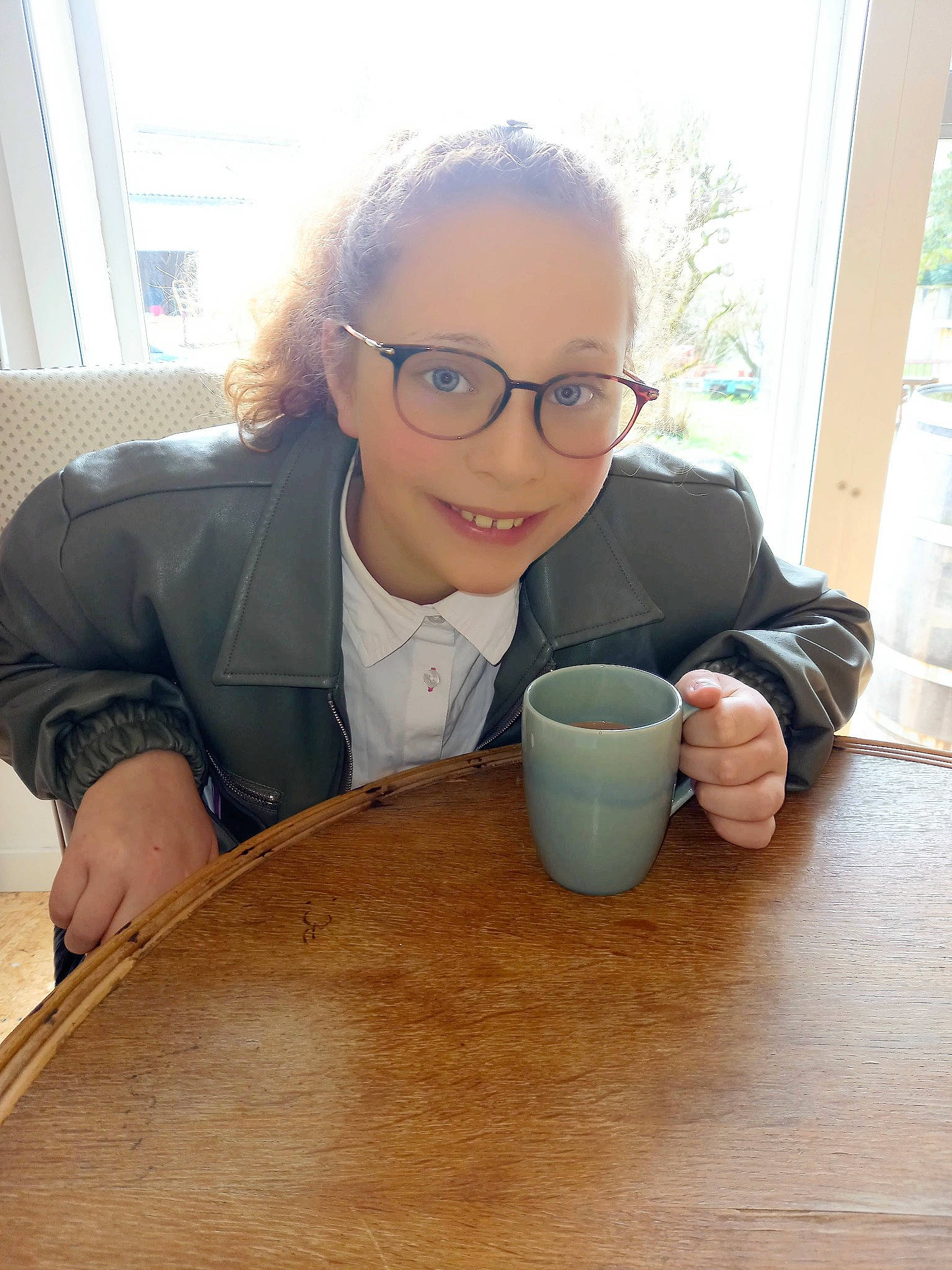 Inna a rejoint le concours — aidez-le/la à gagner de superbes lots ! coffee_cup, cup, dishware, drinkware, eyewear, floor, flooring, fun, glasses, goggles, joy, outerwear, person, product, serveware, smile, standing, table, tableware, varnish