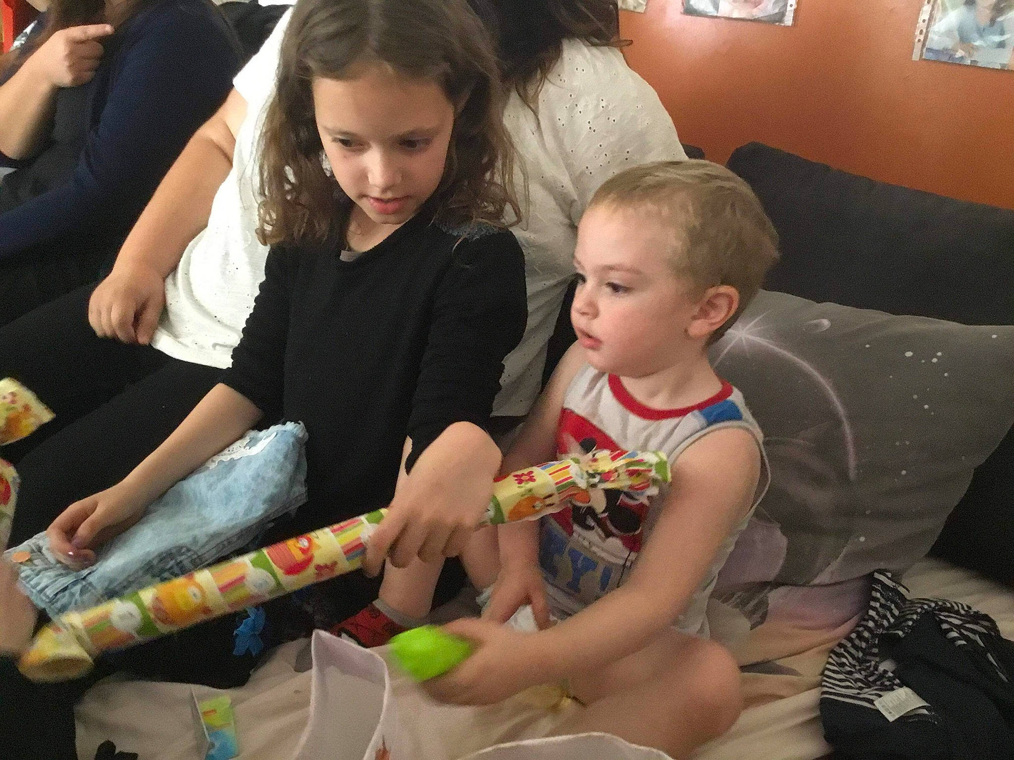 Jarrod a rejoint le concours — aidez-le/la à gagner de superbes lots ! child, hand, person, play, sitting, toddler