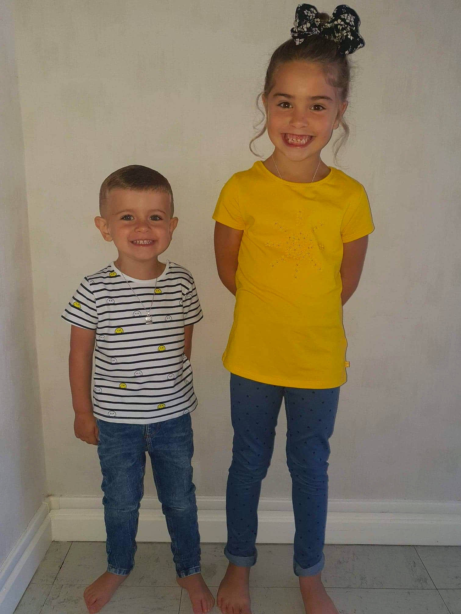 Celya a rejoint le concours — aidez-le/la à gagner de superbes lots ! child, denim, ear, floor, hairstyle, happy, human_body, jeans, joint, joy, leg, organ, person, shoulder, skin, sleeve, smile, standing, style, textile