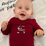 Léo a rejoint le concours — aidez-le/la à gagner de superbes lots ! baby, child, smiling, happy, blue_eyes, red_shirt, denim, blanket, lying_down, cute, infant, portrait, clothing, face, hand, holiday, joy, indoors, expression, toddler