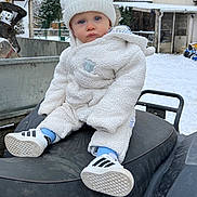 Léo a rejoint le concours — aidez-le/la à gagner de superbes lots ! blue_eyes, building, child, cold_weather, cute, expressionless, face, fence, hat, jacket, outdoor, person, seat, shoes, sneakers, snow, toddler, toy, winter_clothing, yard