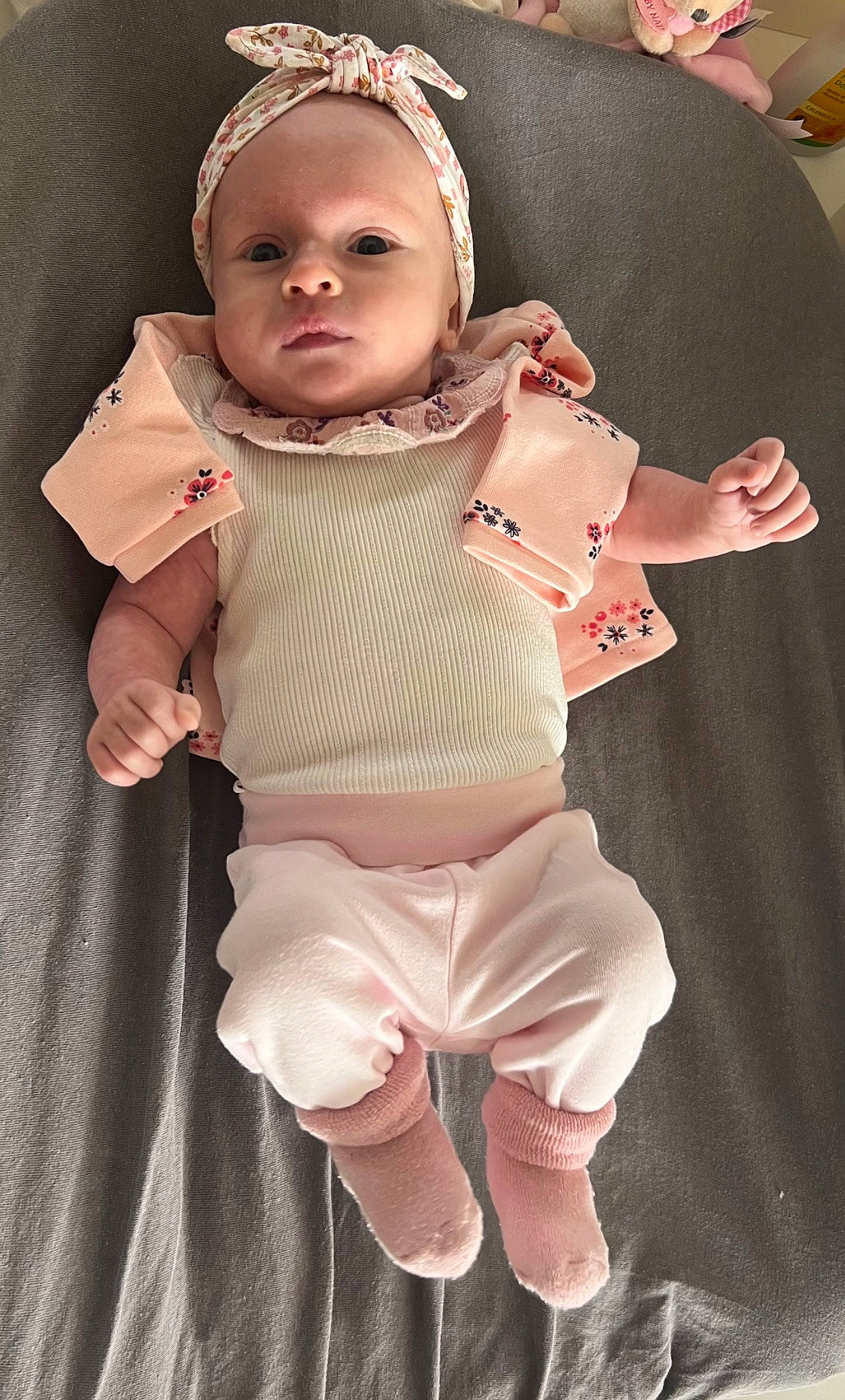 Lisa a rejoint le concours — aidez-le/la à gagner de superbes lots ! baby, baby_products, baby_toddler_clothing, cap, cheek, child, collar, eye, fashion_accessory, happy, headband, headpiece, jewellery, pattern, peach, person, pink, sitting, skin, sleeve