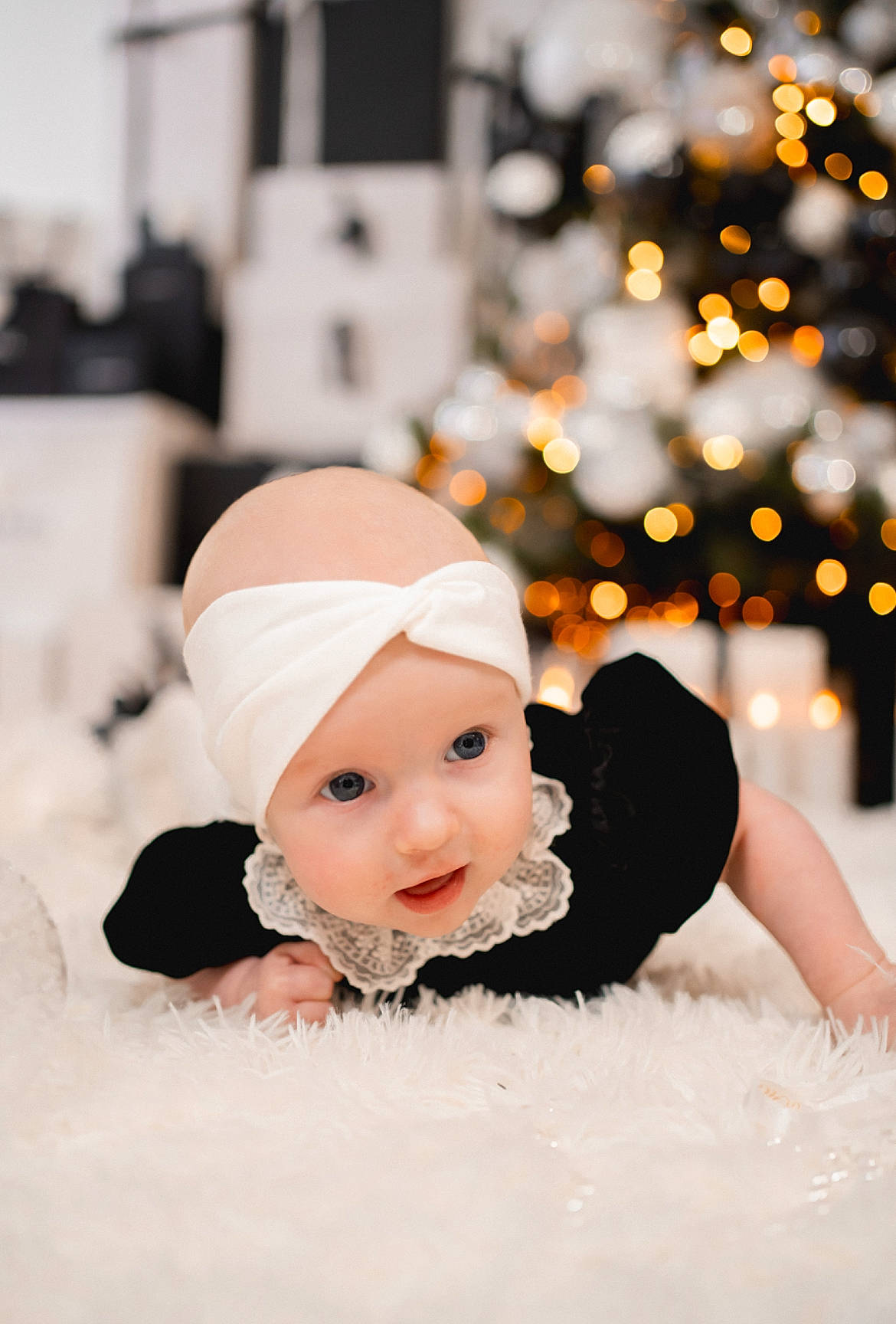 Lisa a rejoint le concours — aidez-le/la à gagner de superbes lots ! cap, child, doll, event, fashion_accessory, flash_photography, flooring, freezing, fun, fur, happy, headpiece, headwear, holiday, human_body, ornament, person, portrait_photography, sitting, toy