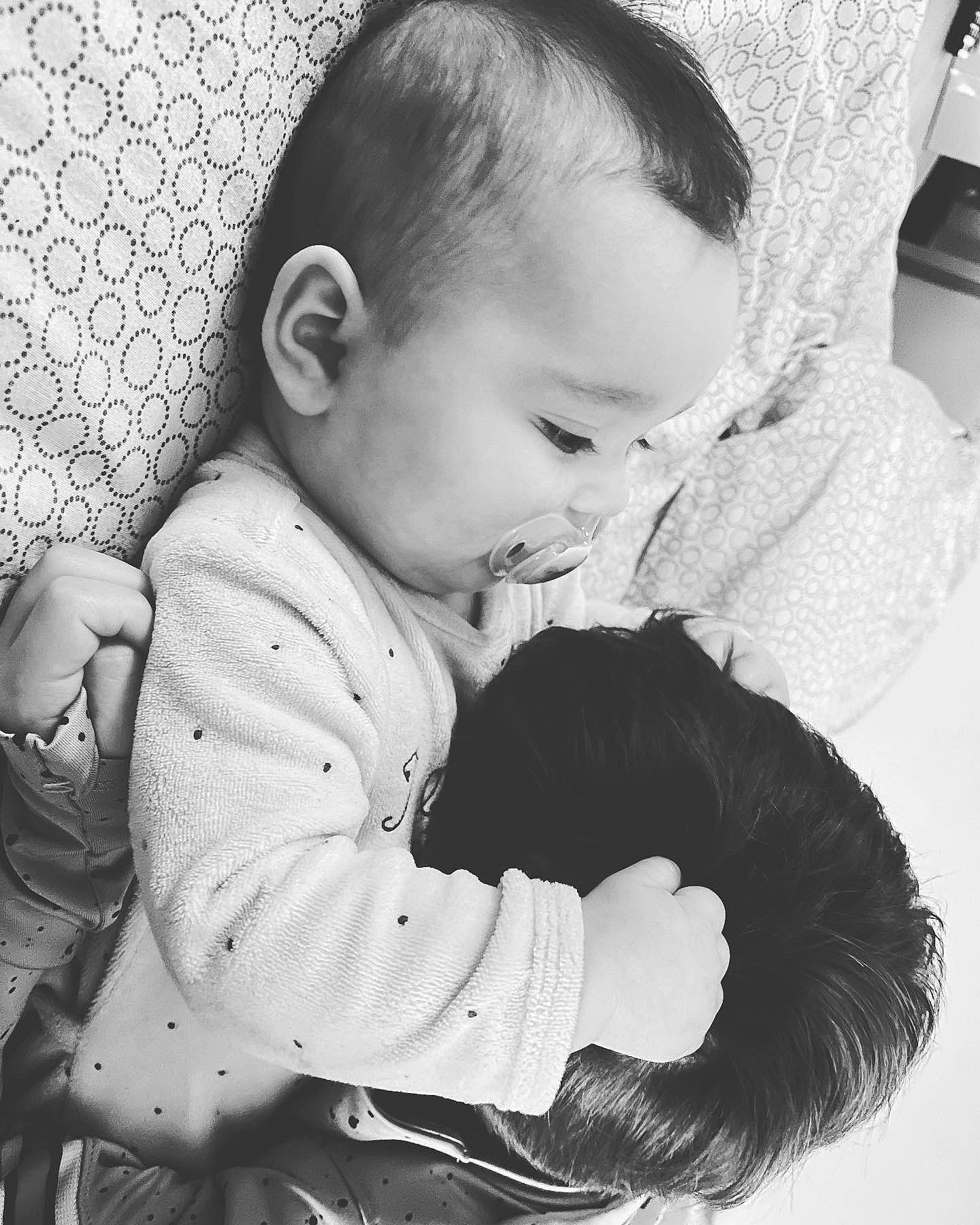 Léïa participe au concours pour gagner de l'argent avec cette photo : baby, baby_toddler_clothing, black_and_white, child, comfort, finger, gesture, hair, hairstyle, hand, happy, human, human_body, interaction, monochrome, monochrome_photography, person, skin, sleeve, style