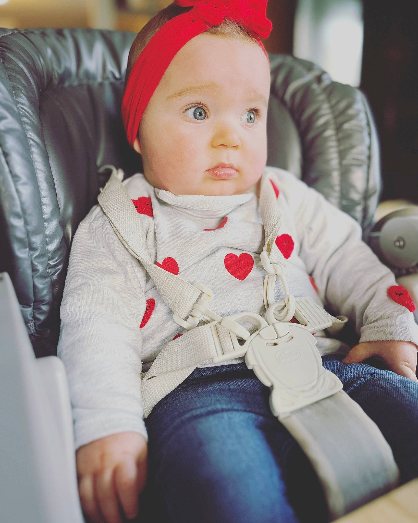 Léïa a rejoint le concours — aidez-le/la à gagner de superbes lots ! baby, baby_products, baby_toddler_clothing, cap, carmine, chair, cheek, child, comfort, eye, facial_expression, fun, headgear, lap, lip, mouth, person, sitting, skin, sleeve