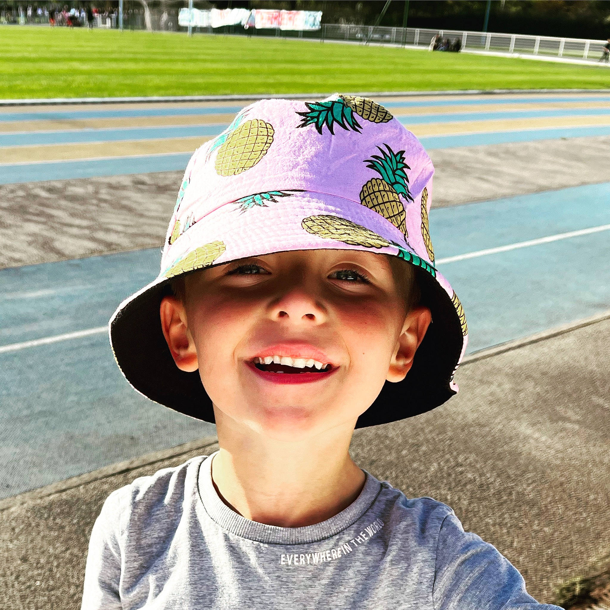 Adem participe au concours pour gagner de l'argent avec cette photo : asphalt, baseball_cap, cap, child, cool, electric_blue, fashion_accessory, fun, happy, hat, headwear, joy, leisure, person, photograph, road, smile, snapshot, sun_hat, t_shirt