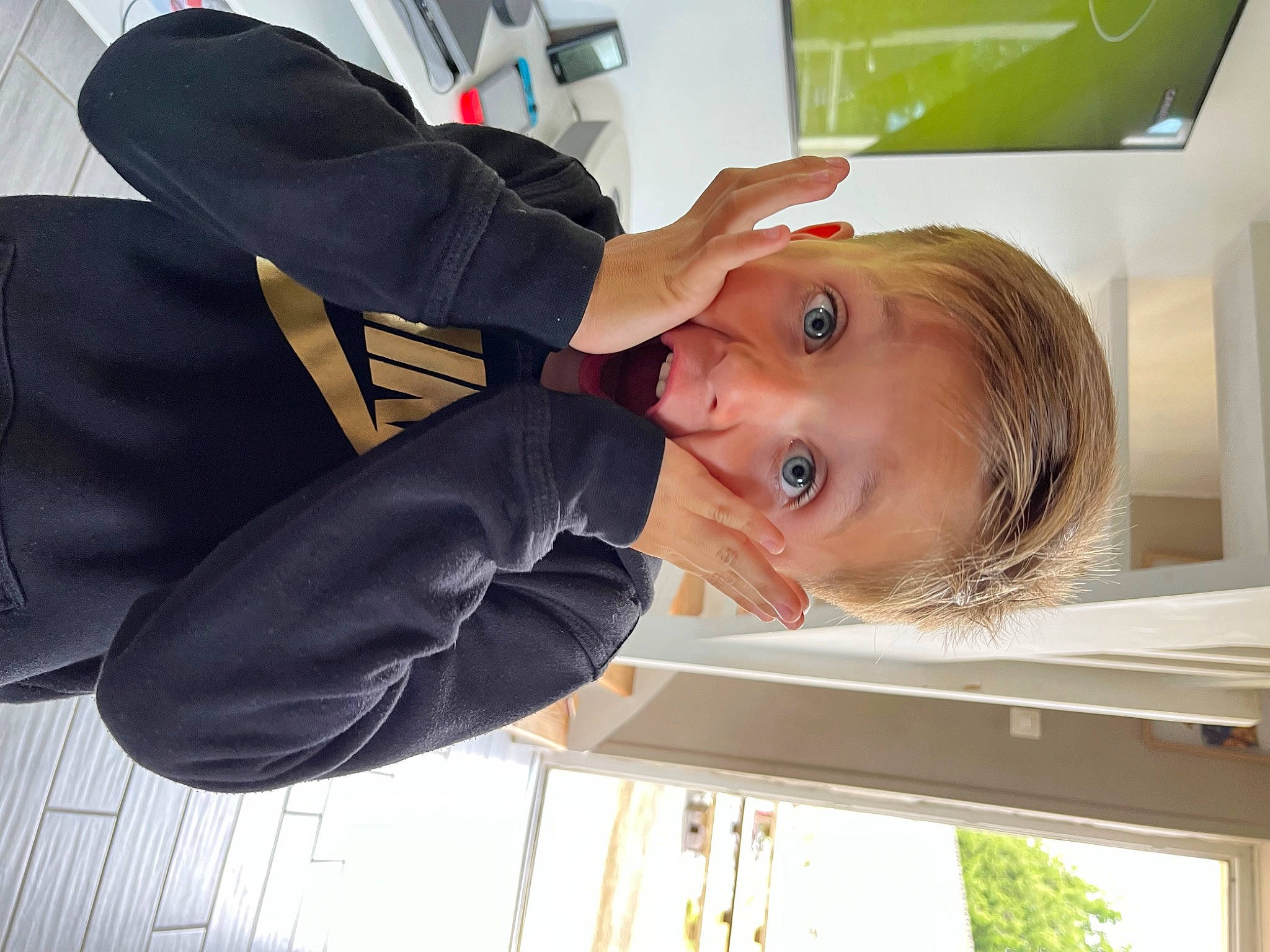 Adem participe au concours pour gagner de l'argent avec cette photo : child, event, eyelash, fun, gesture, happy, person, plant, room, sleeve, suit, surprise, tie, toddler, window, wood