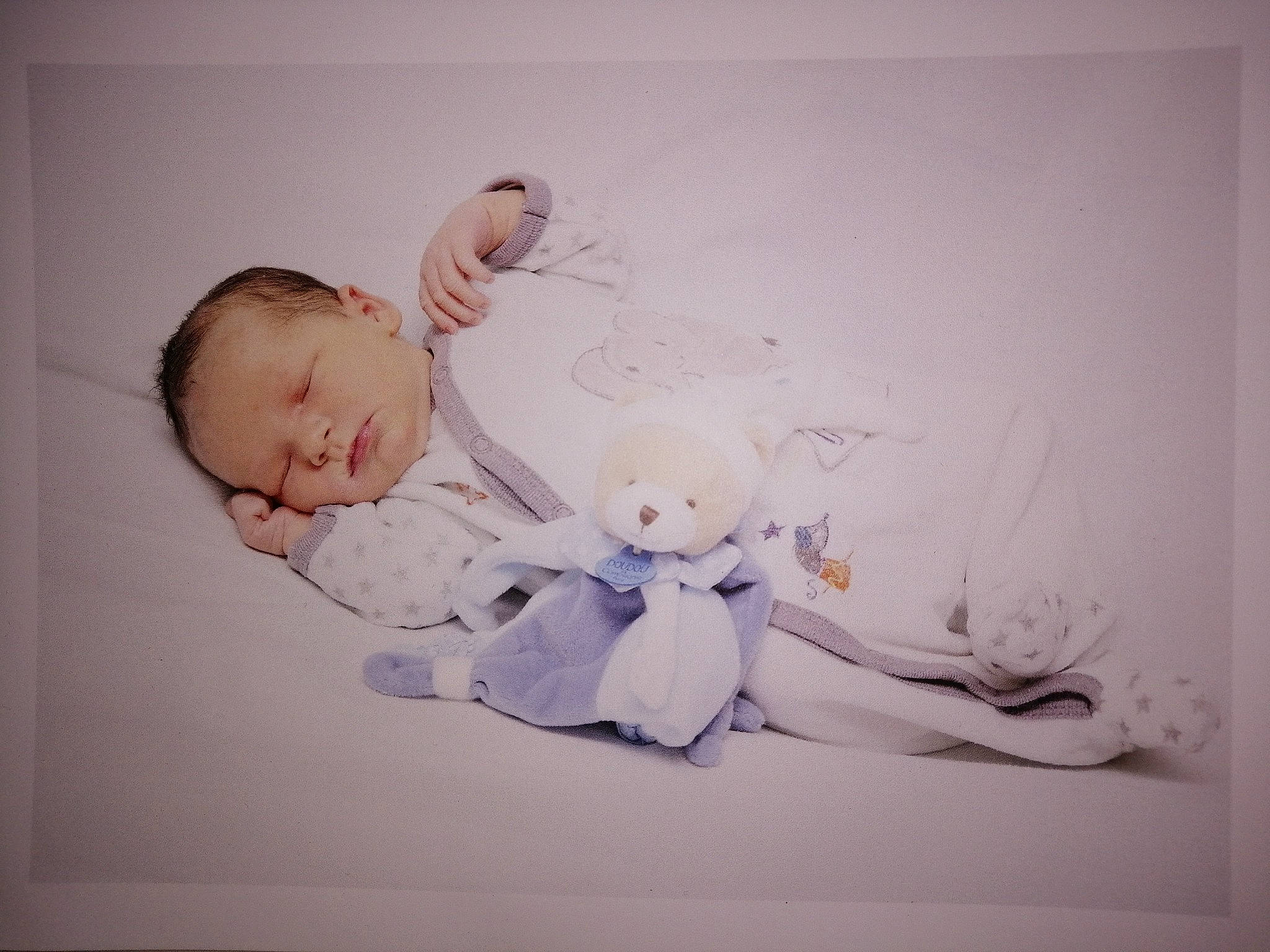 Arnaud participe au concours pour gagner de l&#x27;argent avec cette photo : art, baby, baby_products, child, drawing, flower, illustration, painting, person, photograph, photography, pink, plant, product, room, stock_photography, toddler, visual_arts, wall, watercolor_paint