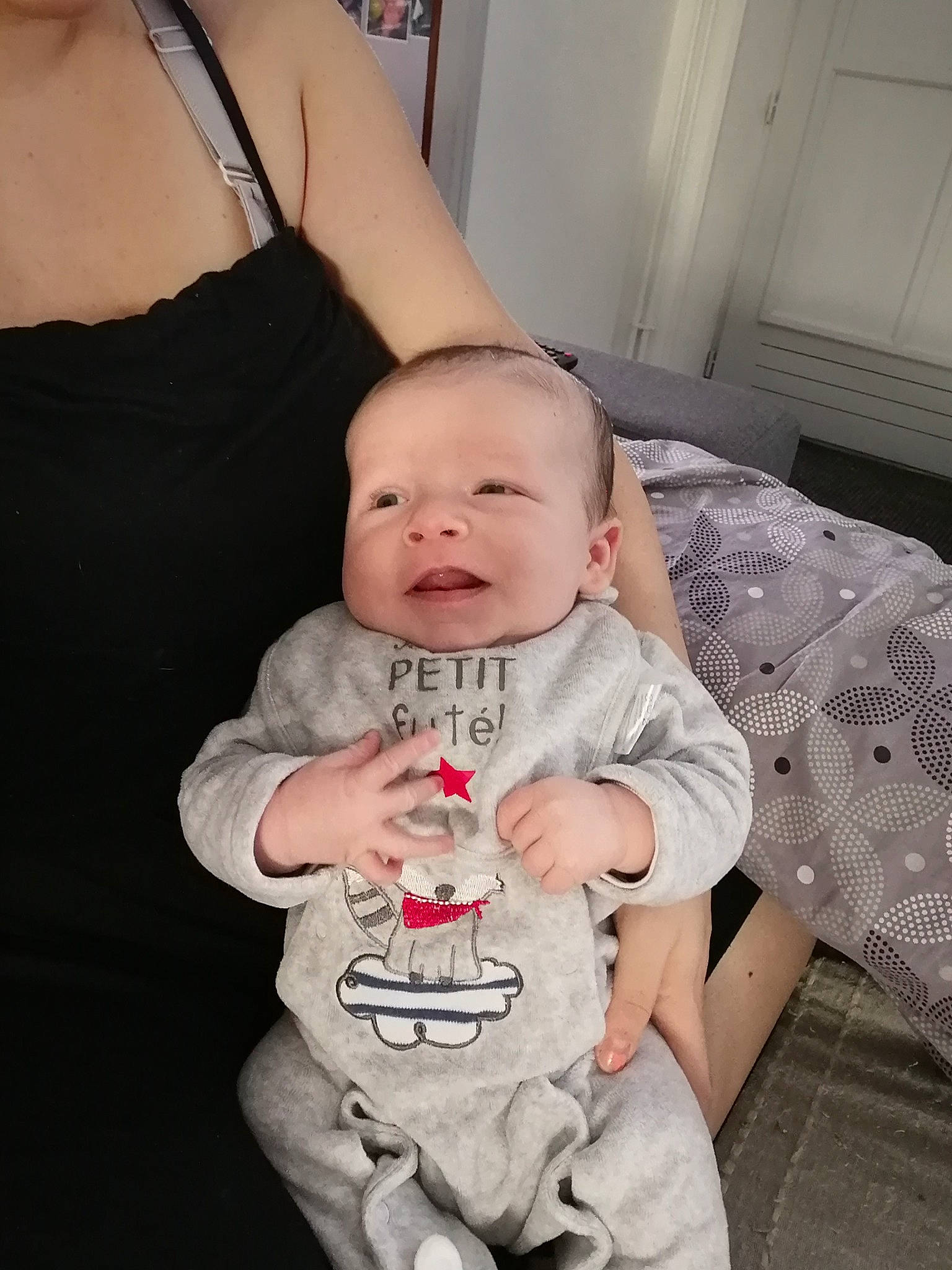 Arnaud participe au concours pour gagner de l&#x27;argent avec cette photo : arm, baby, cheek, child, finger, hand, leg, person, sitting, skin, smile, t_shirt, toddler