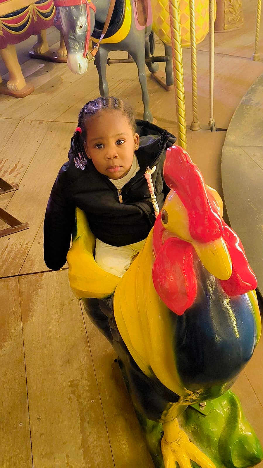 Ketsia a rejoint le concours — aidez-le/la à gagner de superbes lots ! amusementpark, animal, carousel, child, clothing, costume, face, female, footwear, girl, head, horse, indoors, outdoors, person, photography, play, playarea, portrait, shoe