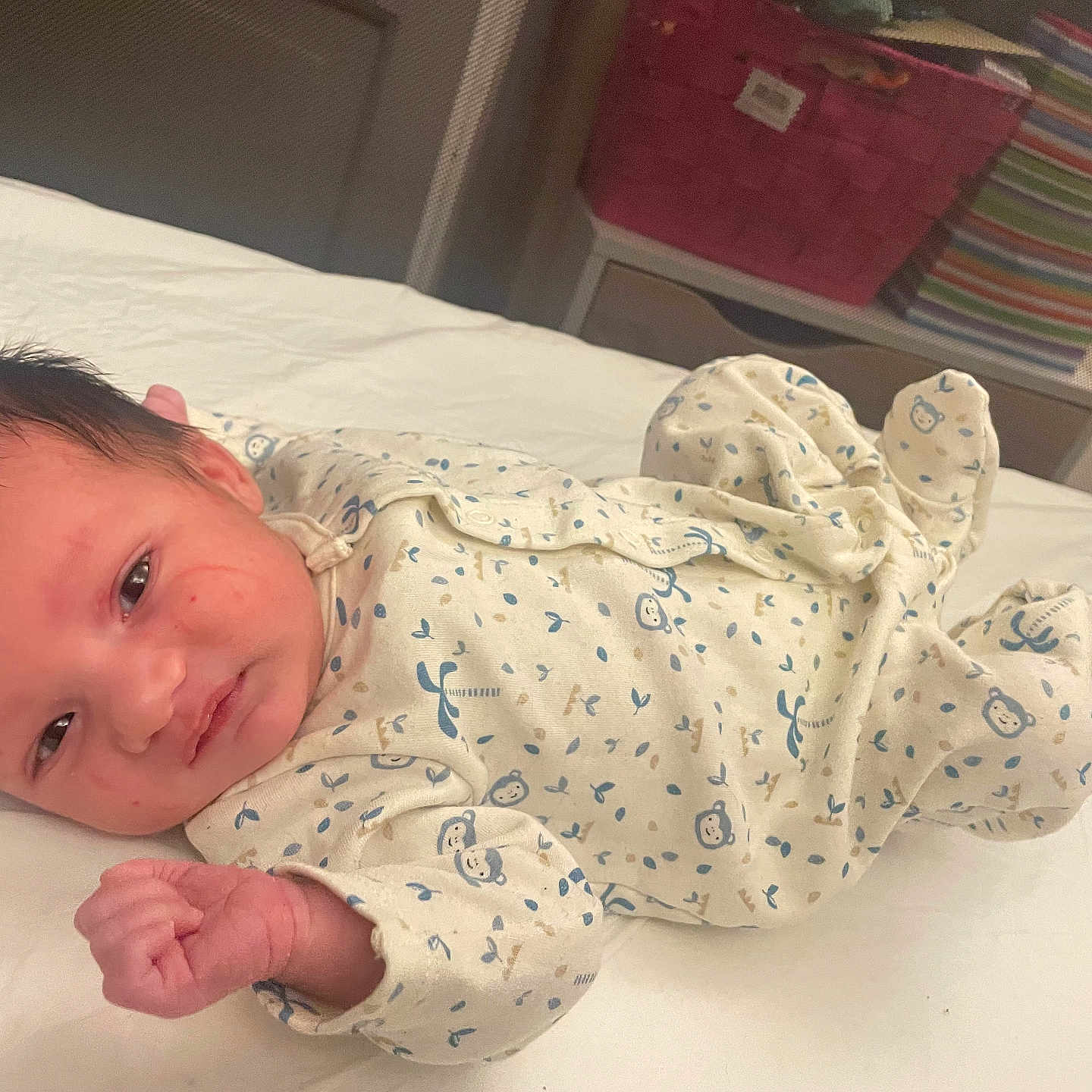 Hayron participe au concours pour gagner de l'argent avec cette photo : baby, bed, bedroom, child, clothing, cute, expression, face, hand, indoors, infant, lying_down, newborn, onesie, patterned_clothing, person, skin, sleepwear, soft, young