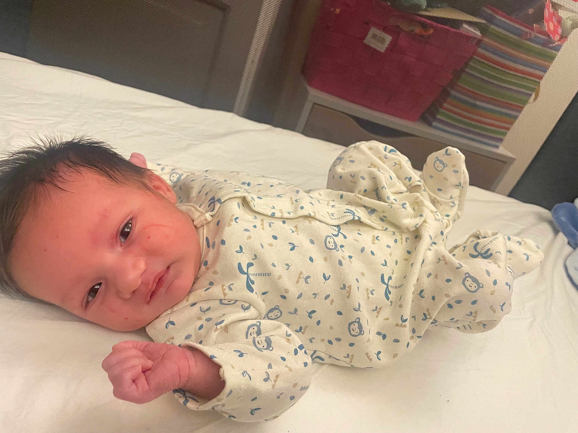Hayron participe au concours pour gagner de l'argent avec cette photo : baby, newborn, infant, onesie, bed, sleepwear, clothing, cute, child, person, skin, face, hand, lying_down, indoors, young, expression, bedroom, soft, patterned_clothing
