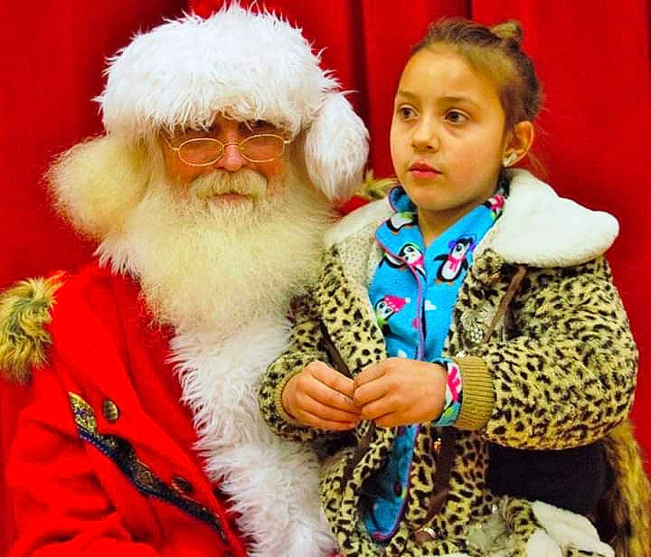 Aaliyah is registered to the contest to win money with this photo: christmas, facial_hair, fictional_character, headwear, lap, person, santa_claus, senior_citizen