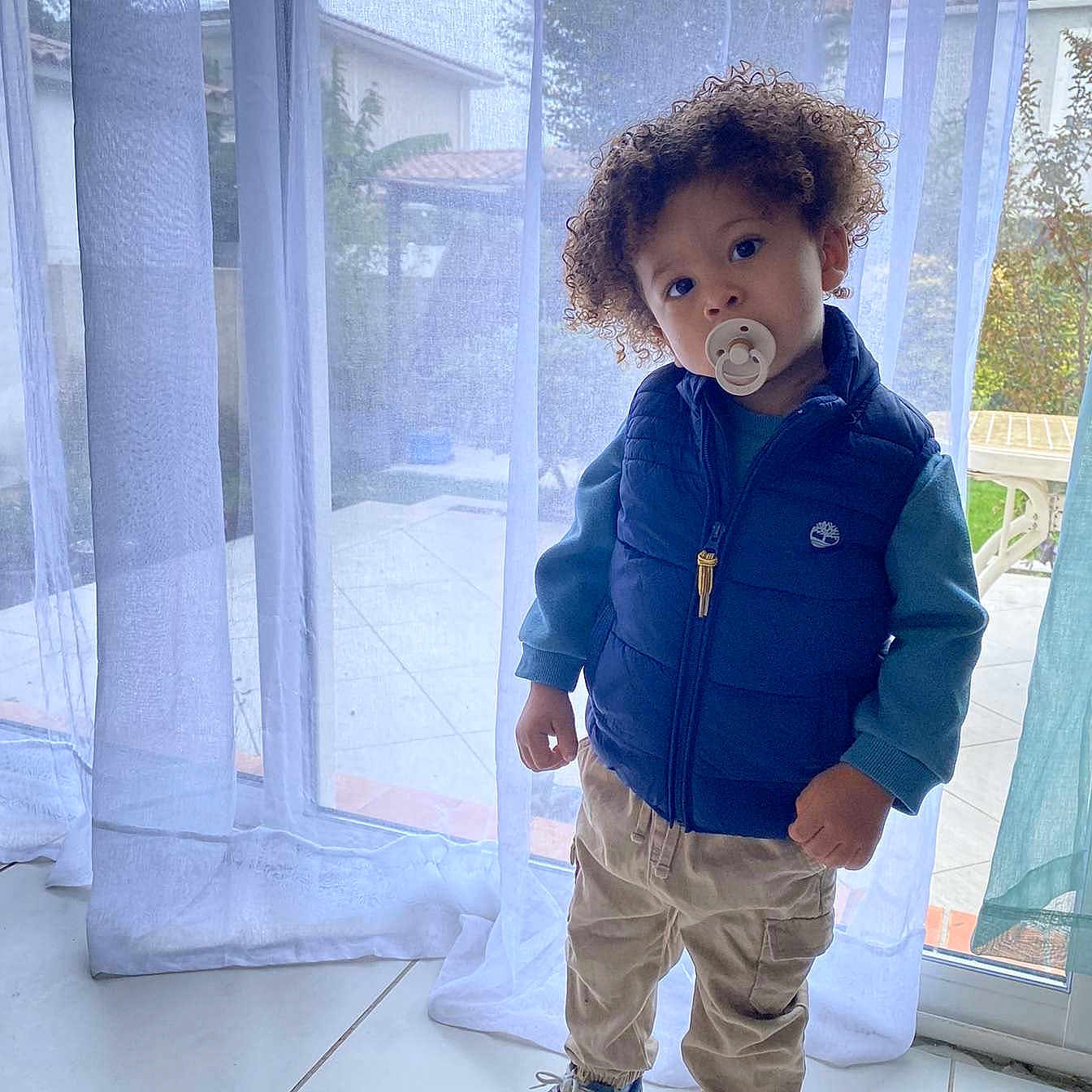 Marley a rejoint le concours — aidez-le/la à gagner de superbes lots ! boy, child, clothing, curlyhair, hair, male, person, sleeve, standing