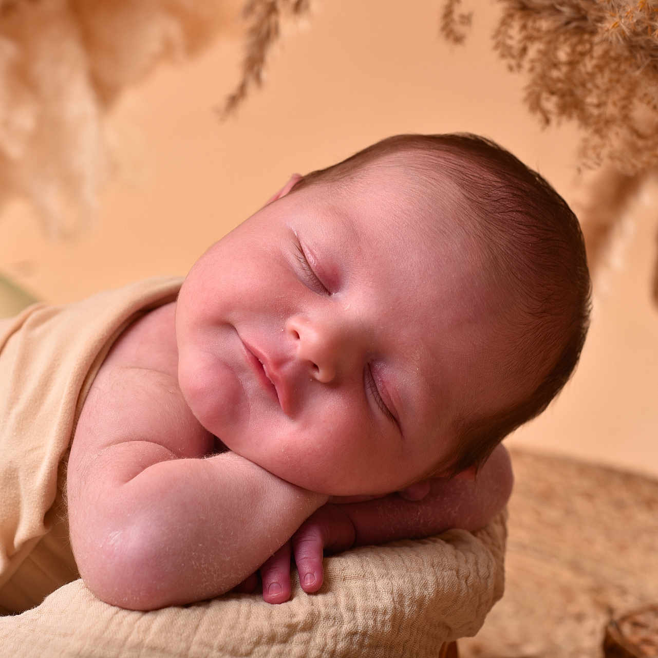 Ilario a rejoint le concours — aidez-le/la à gagner de superbes lots ! baby, basket, beige, blanket, closeup, cozy, face, hands, infant, natural, newborn, pampas_grass, peaceful, portrait, resting, skin, sleeping, soft, warm_tones, wrapped