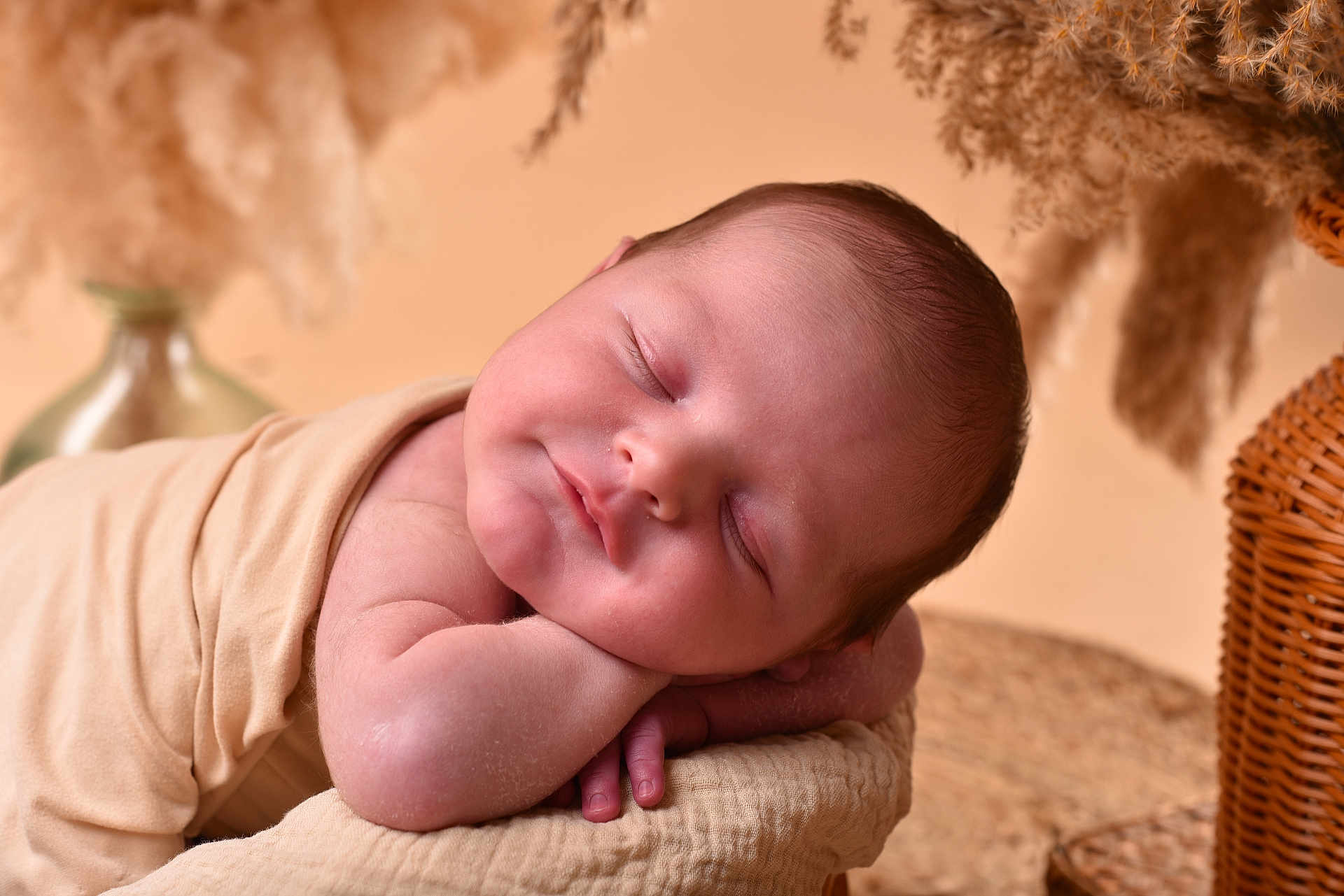 Ilario a rejoint le concours — aidez-le/la à gagner de superbes lots ! baby, basket, beige, blanket, closeup, cozy, face, hands, infant, natural, newborn, pampas_grass, peaceful, portrait, resting, skin, sleeping, soft, warm_tones, wrapped