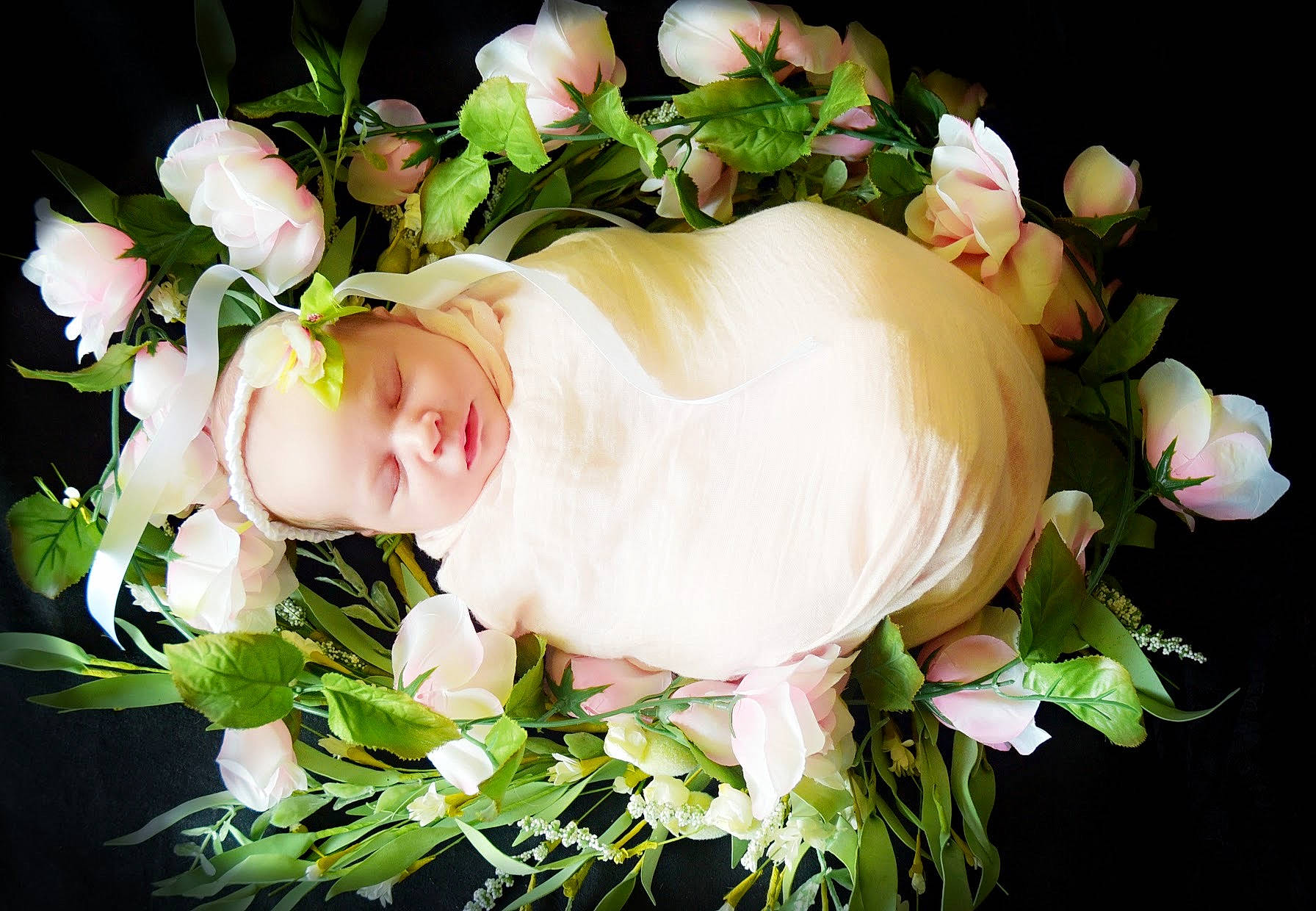 Lena is registered to the contest to win money with this photo: bouquet, child, cut_flowers, floral_design, floristry, flower, flower_arranging, garden_roses, headwear, person, petal, plant, rose, rose_family, rose_order